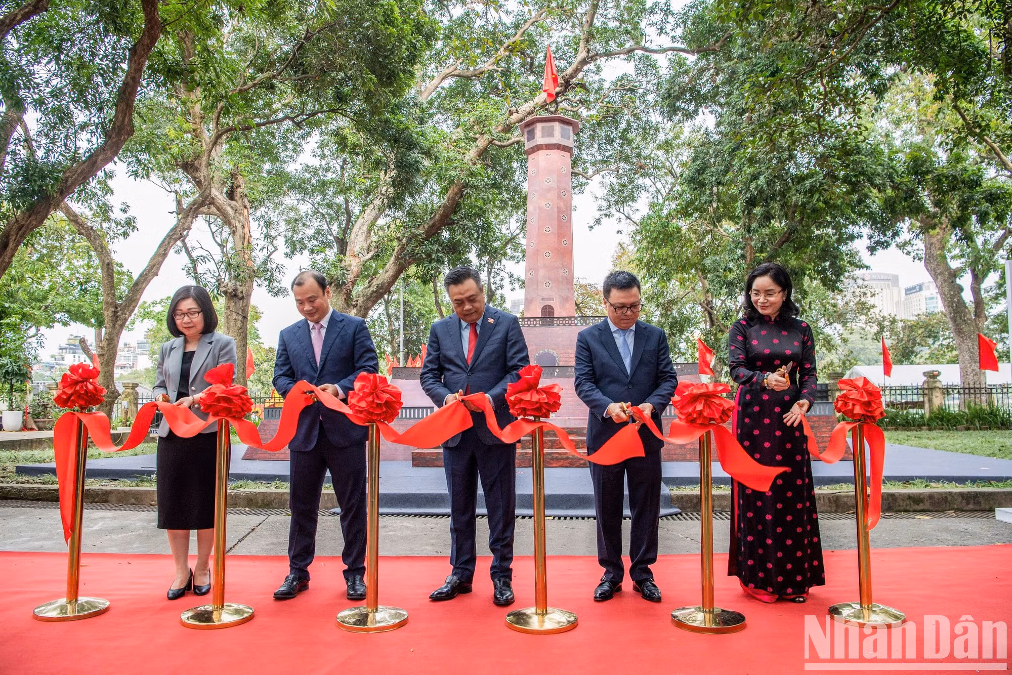 Los delegados cortan la cinta inaugural de la exposición.