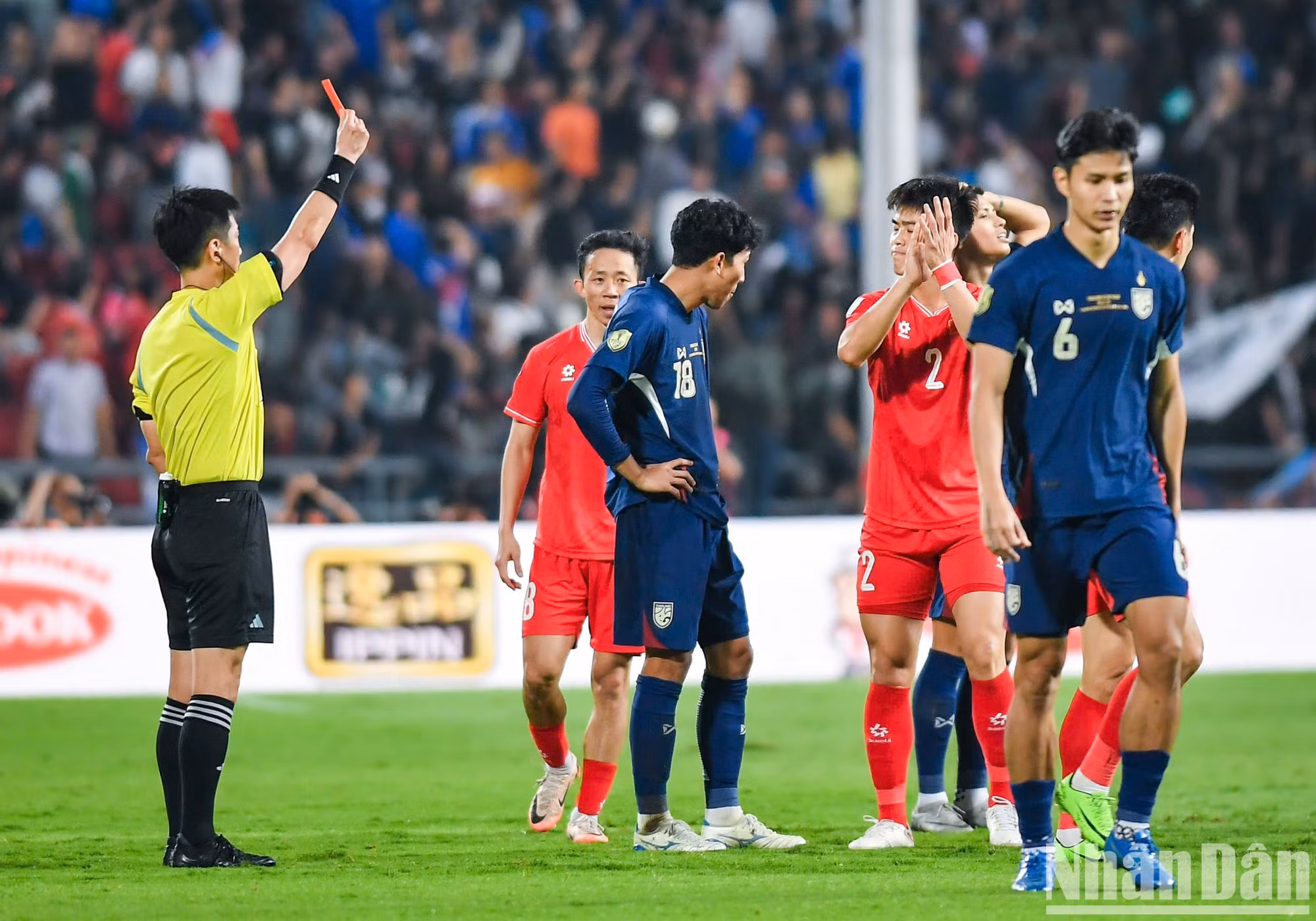 La selección tailandesa continúa el partido con 10 jugadores.