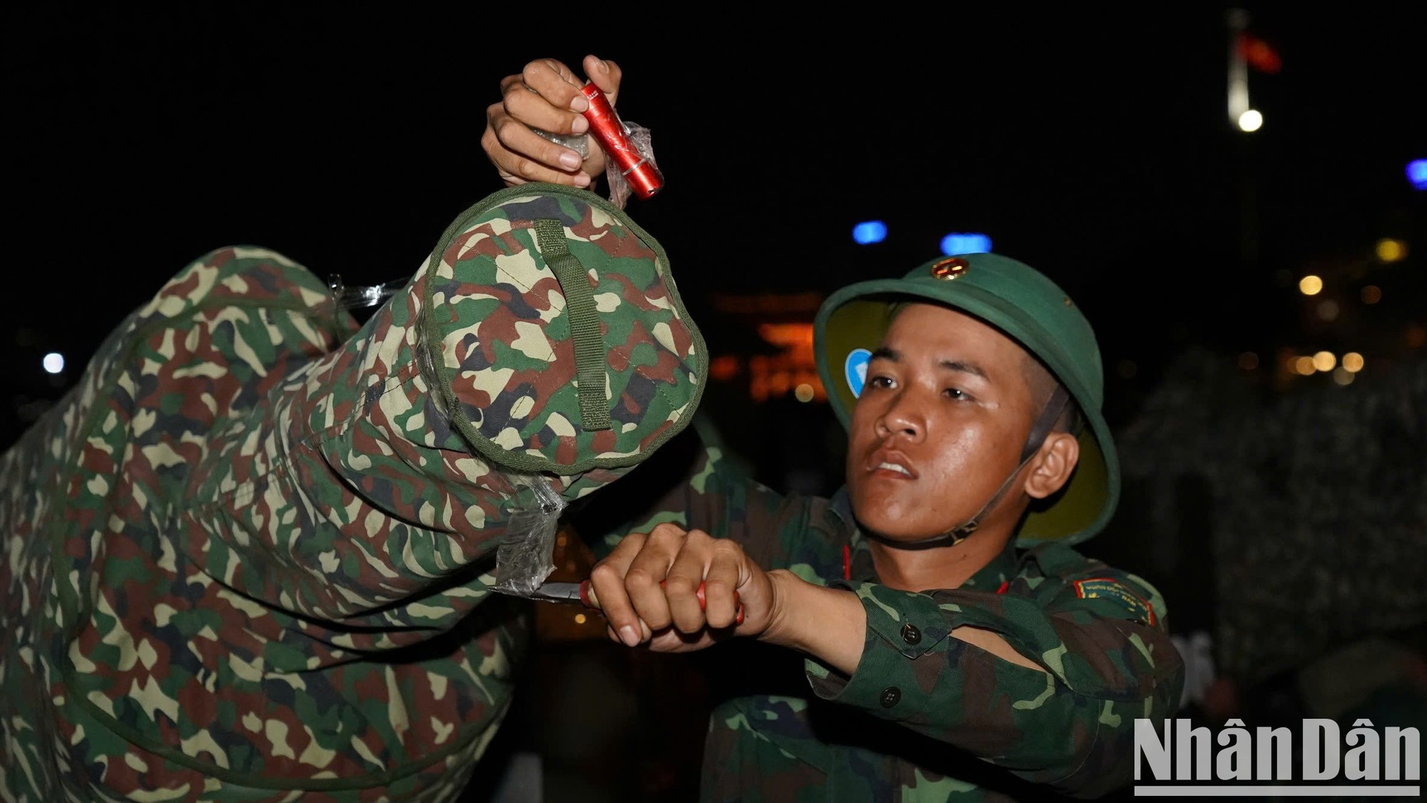 La instalación de los cañones se lleva a cabo durante la noche.