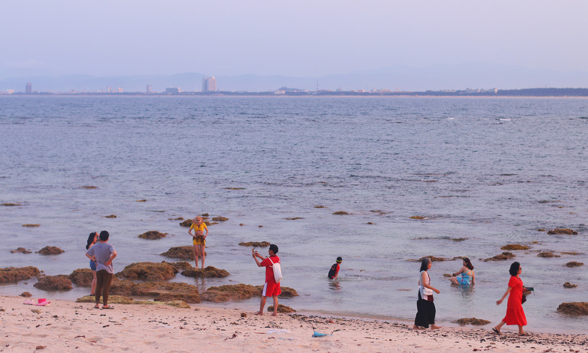 Desde tierra firme los visitantes pueden ver claramente la isla verde de arena blanca, rodeada de barcos pesqueros anclados cerca de la orilla. Desde tierra firme los visitantes pueden ver claramente la isla verde de arena blanca, rodeada de barcos pesqueros anclados cerca de la orilla.