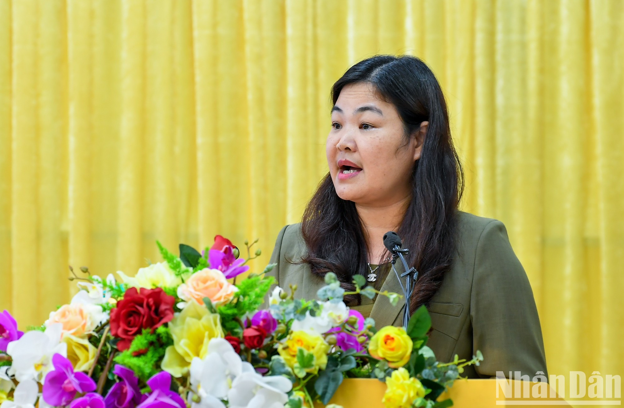 La vicepresidenta del Comité Popular de Nam Dinh Ha Lan Anh habla de la conexión entre el gobierno, localidades y empresas en el camino hacia la economía verde en Nam Dinh. La vicepresidenta del Comité Popular de Nam Dinh Ha Lan Anh habla de la conexión entre el gobierno, localidades y empresas en el camino hacia la economía verde en Nam Dinh.