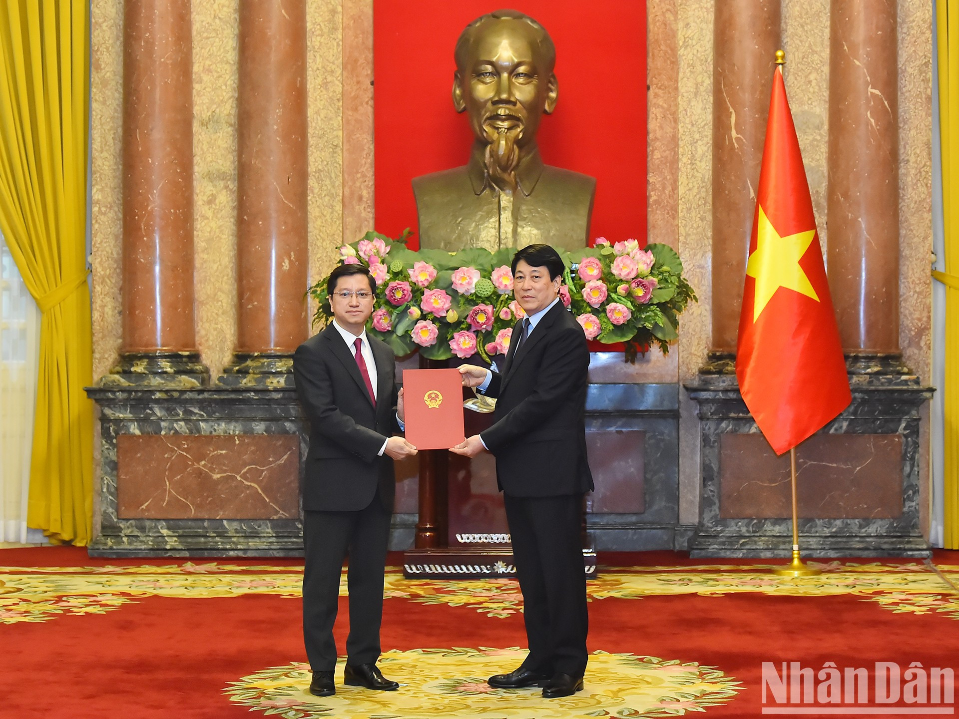 El presidente del país, Luong Cuong, entrega la decisión de nombramiento al embajador vietnamita en India, Nguyen Thanh Hai. El presidente del país, Luong Cuong, entrega la decisión de nombramiento al embajador vietnamita en India, Nguyen Thanh Hai.