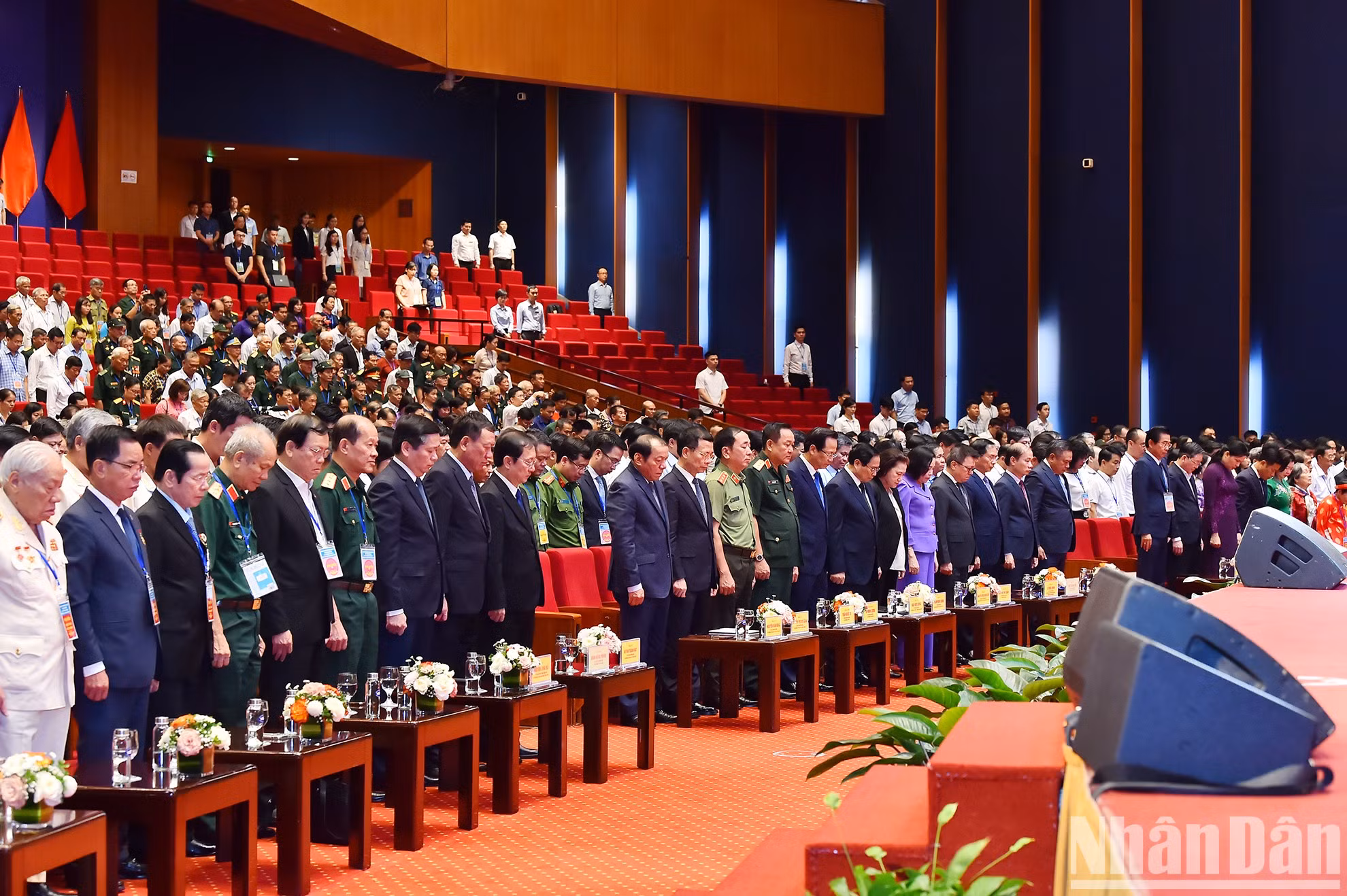 El primer ministro Pham Minh Chinh, los líderes y exdirigentes del Partido y Estado y los delegados guardan un minuto de silencio en memoria al Presidente Ho Chi Minh, mártires sacrificados por la causa de la liberación nacional y el secretario general del Partido Comunista de Vietnam, Nguyen Phu Trong.