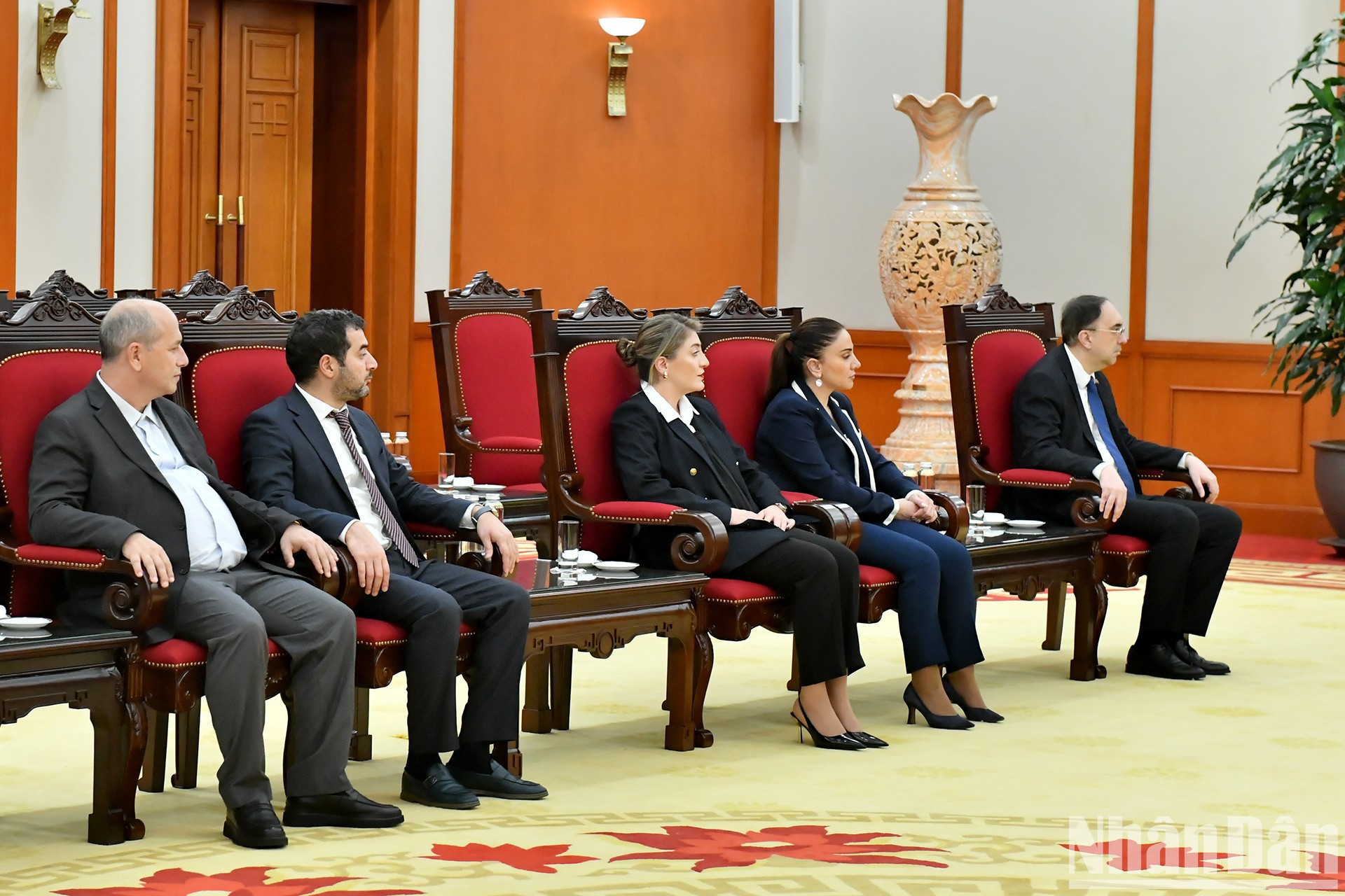 Los delegados armenios asisten a la reunión.