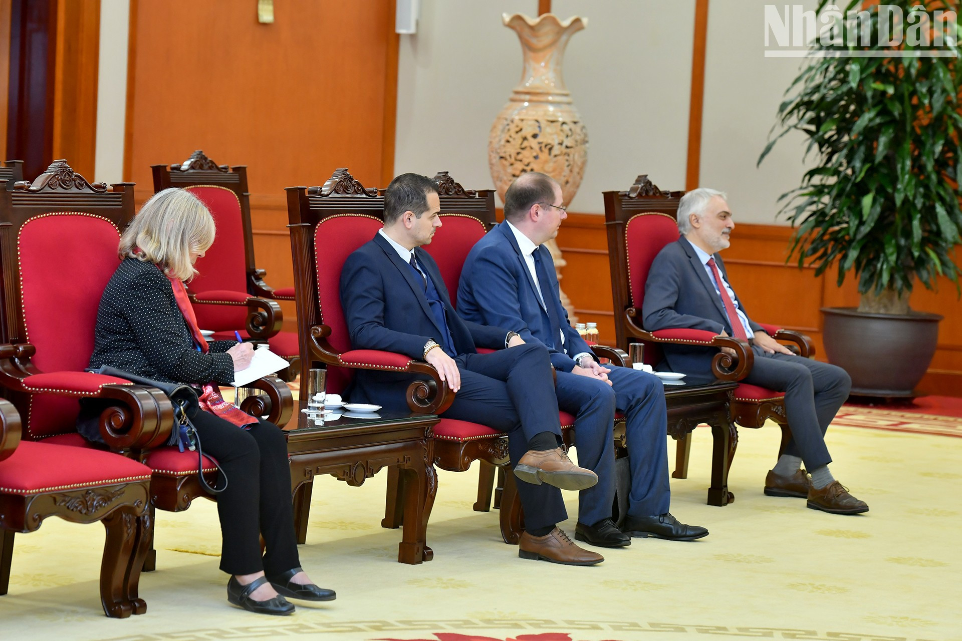La delegación francesa acude a la reunión. La delegación francesa acude a la reunión.