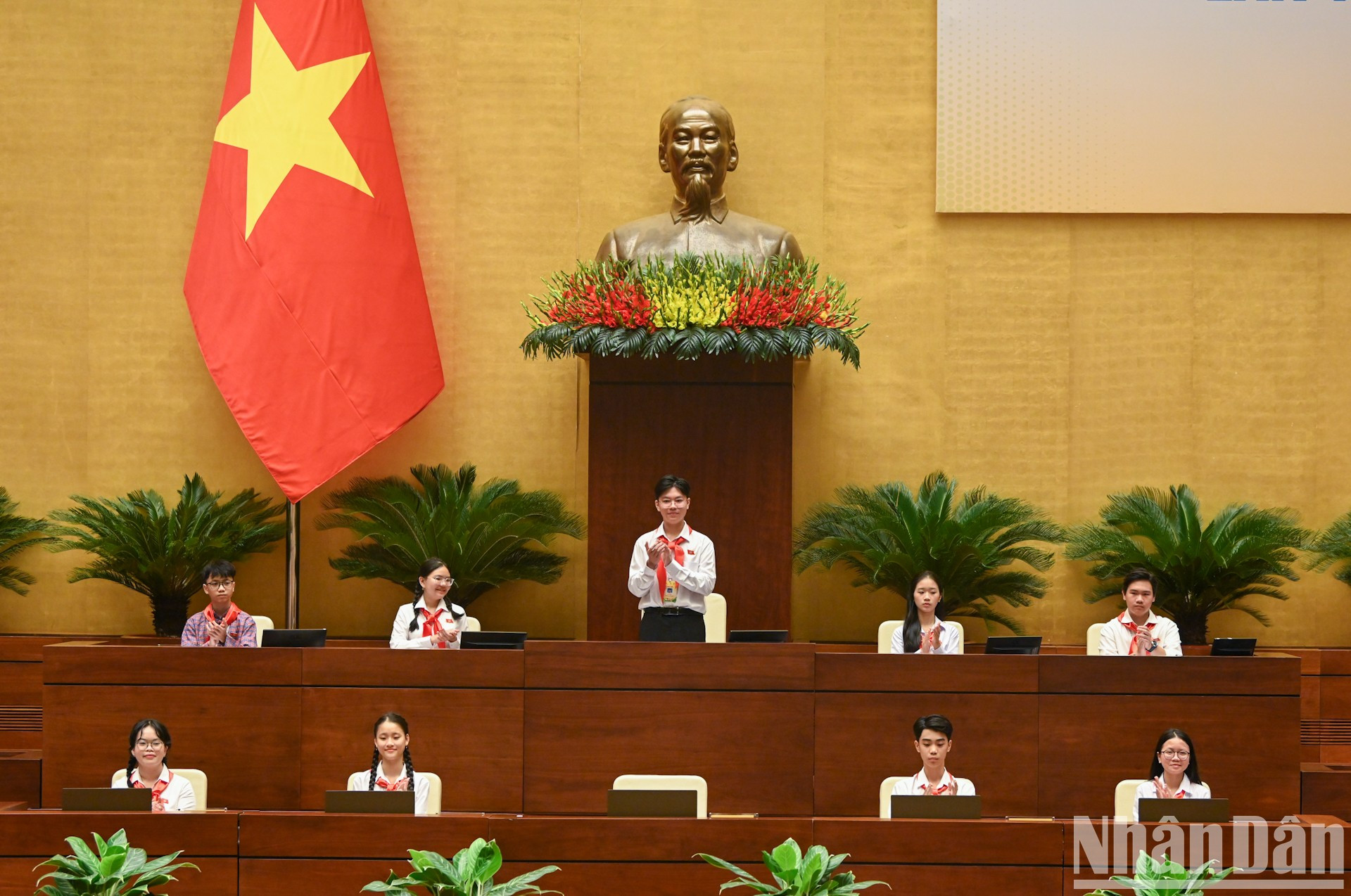 El presidente de la &quot;Asamblea Nacional de los Niños&quot;, Le Gia Vinh, los subtitulares Le Hoang Long, Nguyen Quang Anh y Ha Phan Bach Hop, y los miembros del Comité Permantente del Parlamento Infantil en la sesión de interpelación.