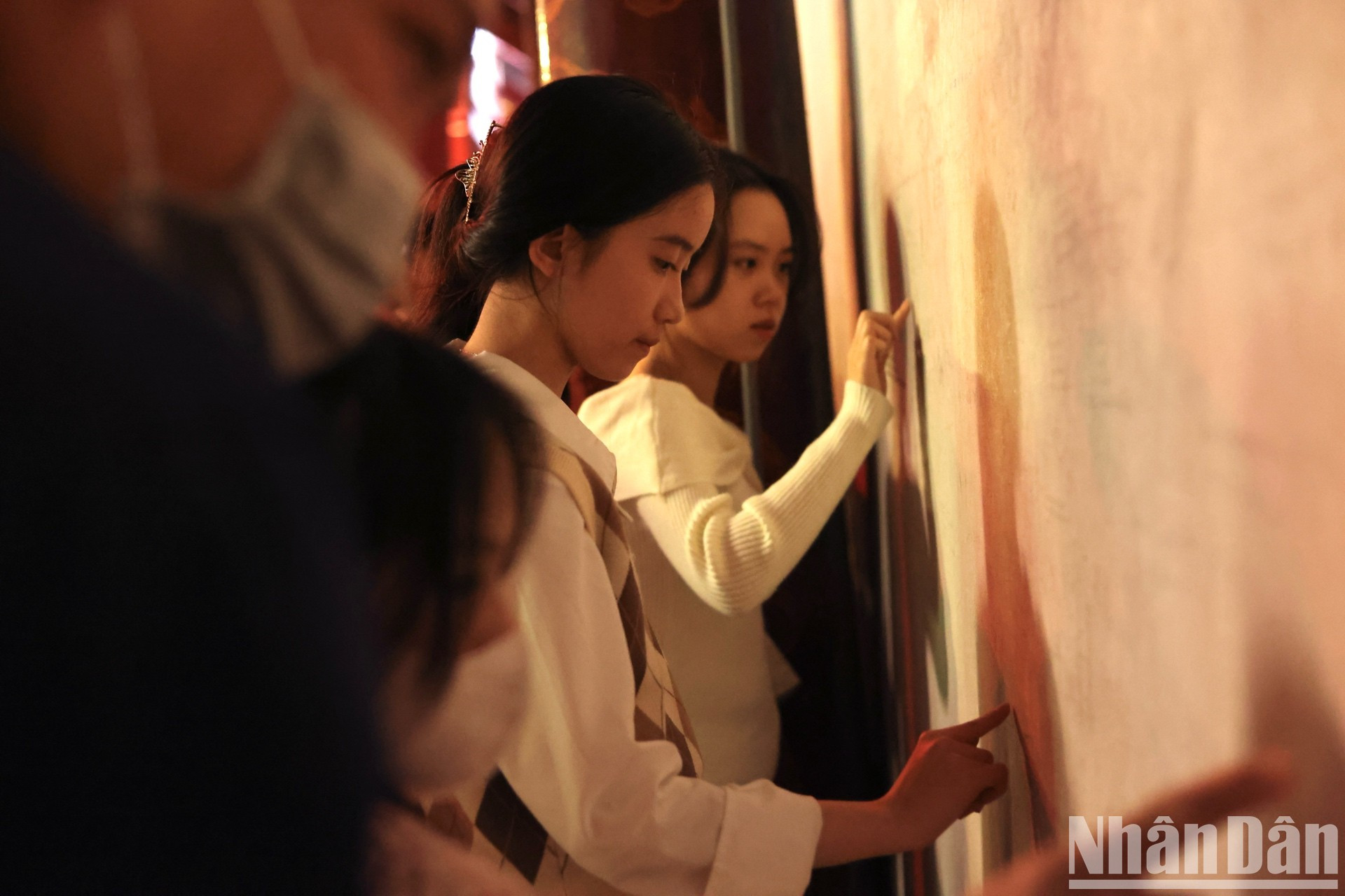 Los jóvenes escriben sus deseos en la pared. Los jóvenes escriben sus deseos en la pared.