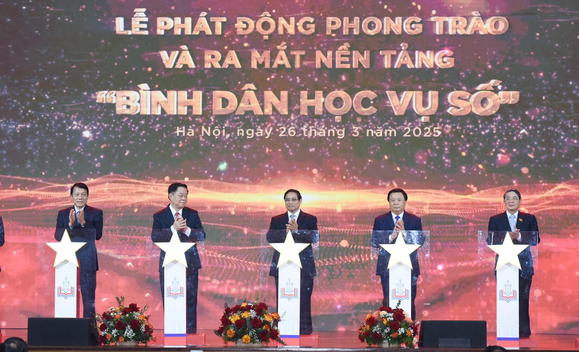 El primer ministro Pham Minh Chinh y los delegados lanzan el movimiento de la Educación Digital.
