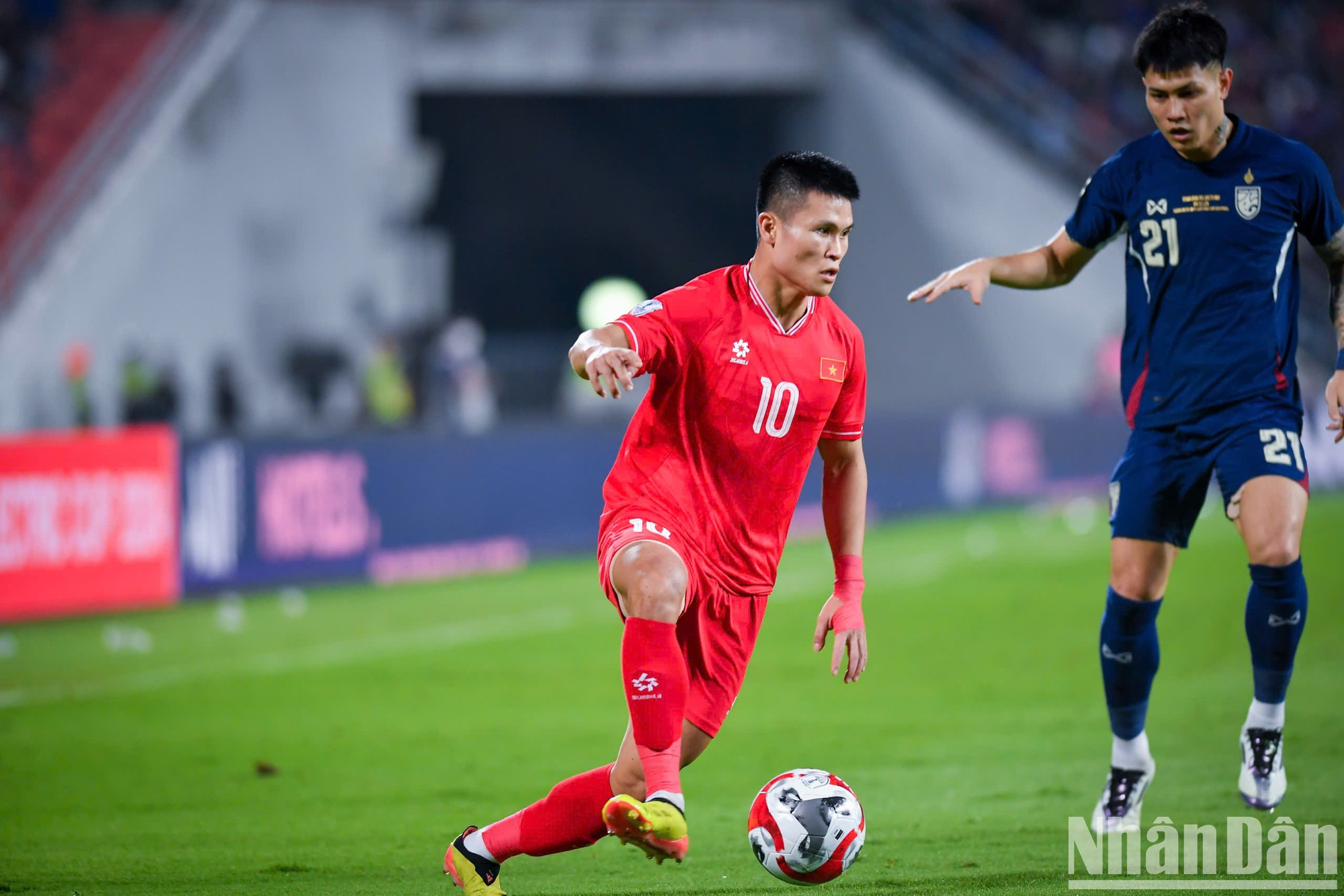 Transcurrida más de la mitad del primer periodo, Tailandia tiene el 74 por ciento de la posesión, pero le cuesta ver puerta. Transcurrida más de la mitad del primer periodo, Tailandia tiene el 74 por ciento de la posesión, pero le cuesta ver puerta.