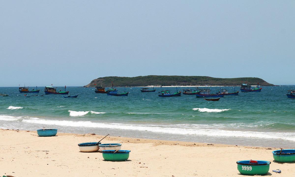 La isla de Hon Chua, todavía bastante virgen, está a unos siete kilómetros de la playa de Long Thuy, en la comuna de An Phu, en la ciudad de Tuy Hoa. En los últimos años, la isla ha ganado fama por su belleza natural y verde con arenas inmaculadas y hermosos lugares para bucear. La isla de Hon Chua, todavía bastante virgen, está a unos siete kilómetros de la playa de Long Thuy, en la comuna de An Phu, en la ciudad de Tuy Hoa. En los últimos años, la isla ha ganado fama por su belleza natural y verde con arenas inmaculadas y hermosos lugares para bucear.
