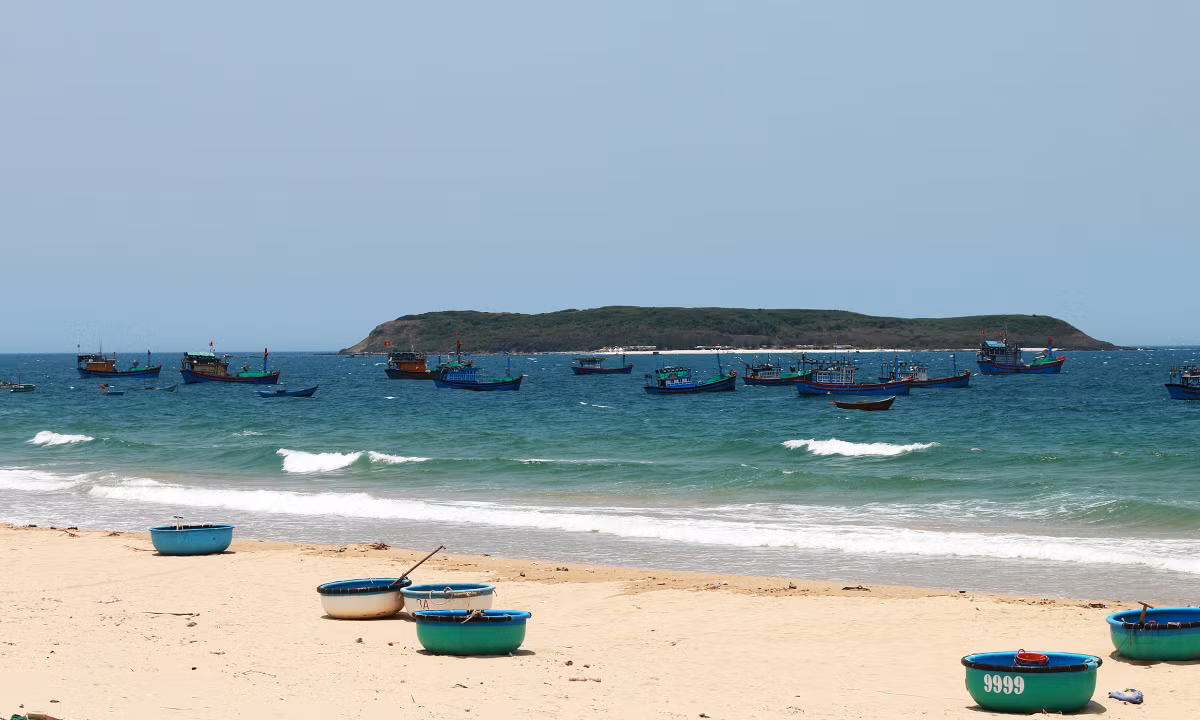 La isla de Hon Chua, todavía bastante virgen, está a unos siete kilómetros de la playa de Long Thuy, en la comuna de An Phu, en la ciudad de Tuy Hoa. En los últimos años, la isla ha ganado fama por su belleza natural y verde con arenas inmaculadas y hermosos lugares para bucear.