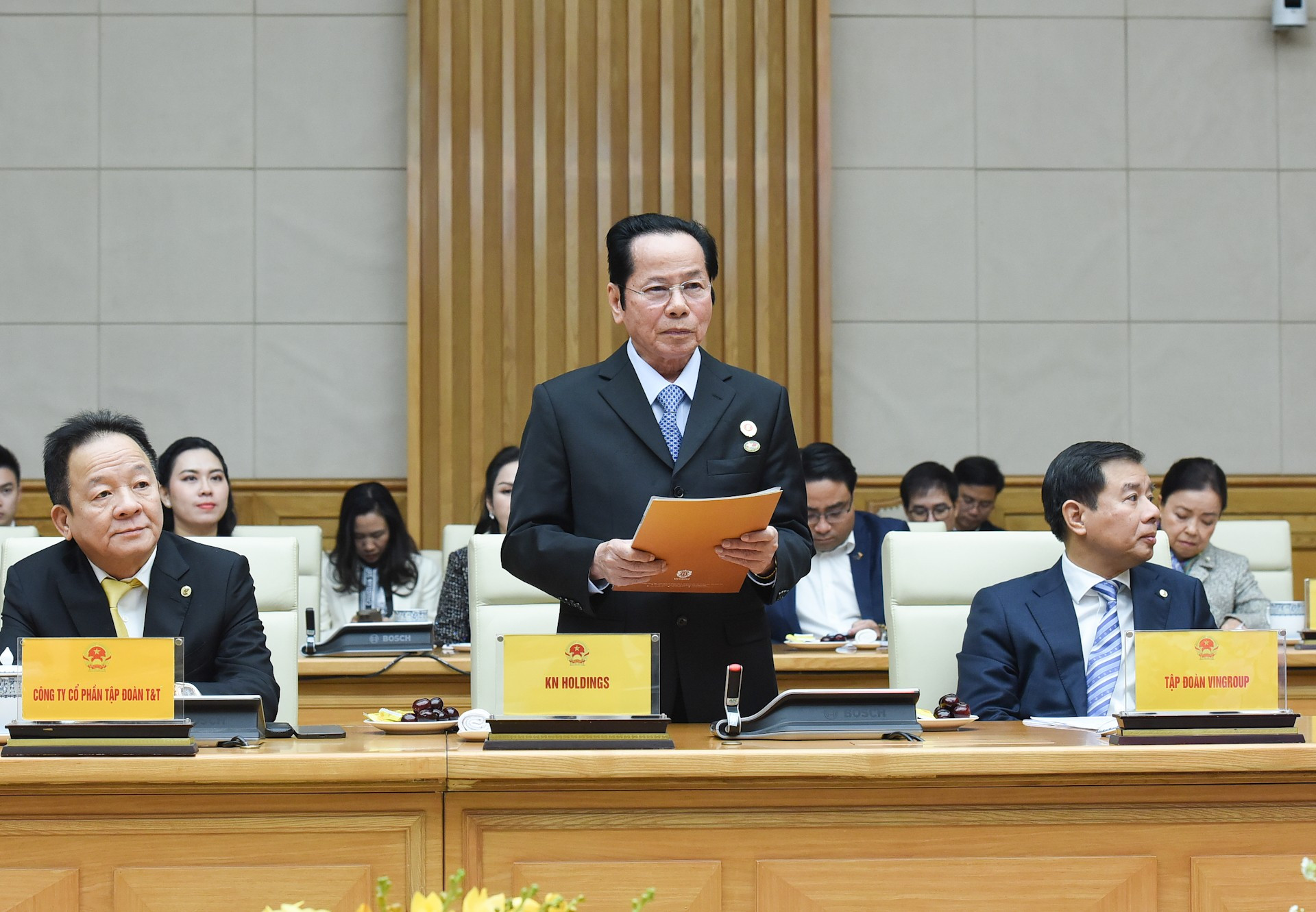 El presidente de KN Holdings, Le Van Kiem, expresó su disposición de acompañar con el Gobierno para desarrollar una economía fuerte, sostenible y de integración internacional. El presidente de KN Holdings, Le Van Kiem, expresó su disposición de acompañar con el Gobierno para desarrollar una economía fuerte, sostenible y de integración internacional.