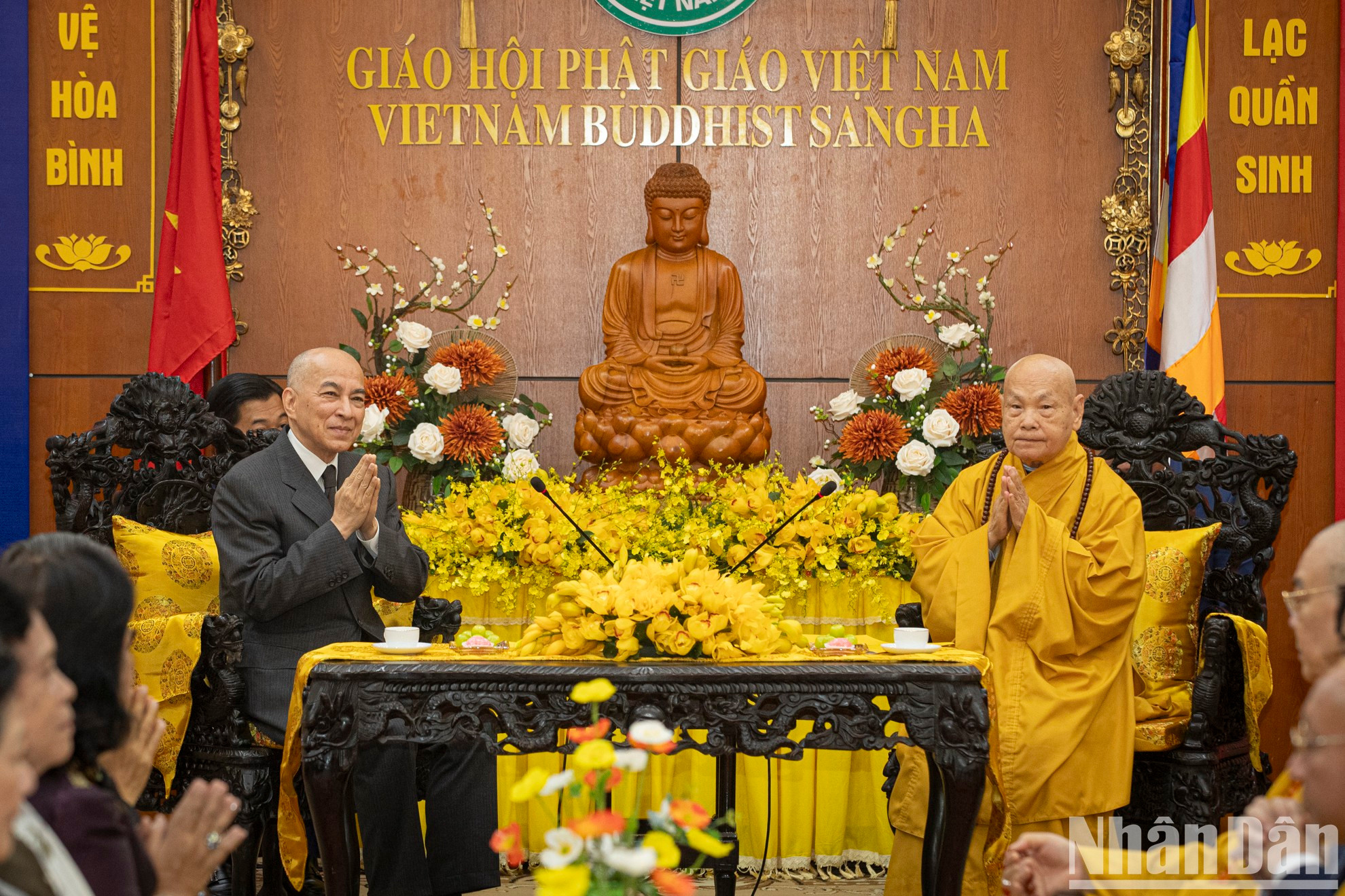 El venerable Thich Thien Nhon, presidente del Consejo Ejecutivo de la Sangha Budista de Vietnam y el rey de Camboya Norodom Sihamoni en la reunión. El venerable Thich Thien Nhon, presidente del Consejo Ejecutivo de la Sangha Budista de Vietnam y el rey de Camboya Norodom Sihamoni en la reunión.