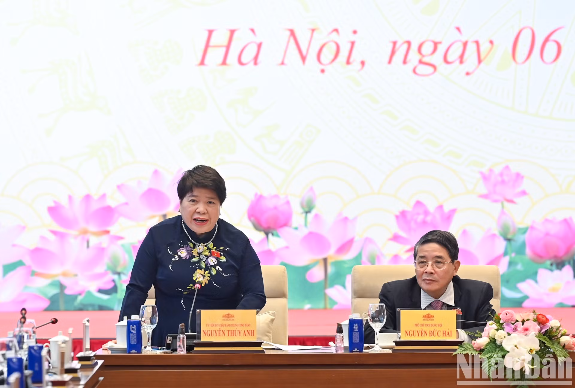 La presidenta del Grupo de Mujeres Parlamentarias, Nguyen Thi Thuy Anh, habla en el encuentro.