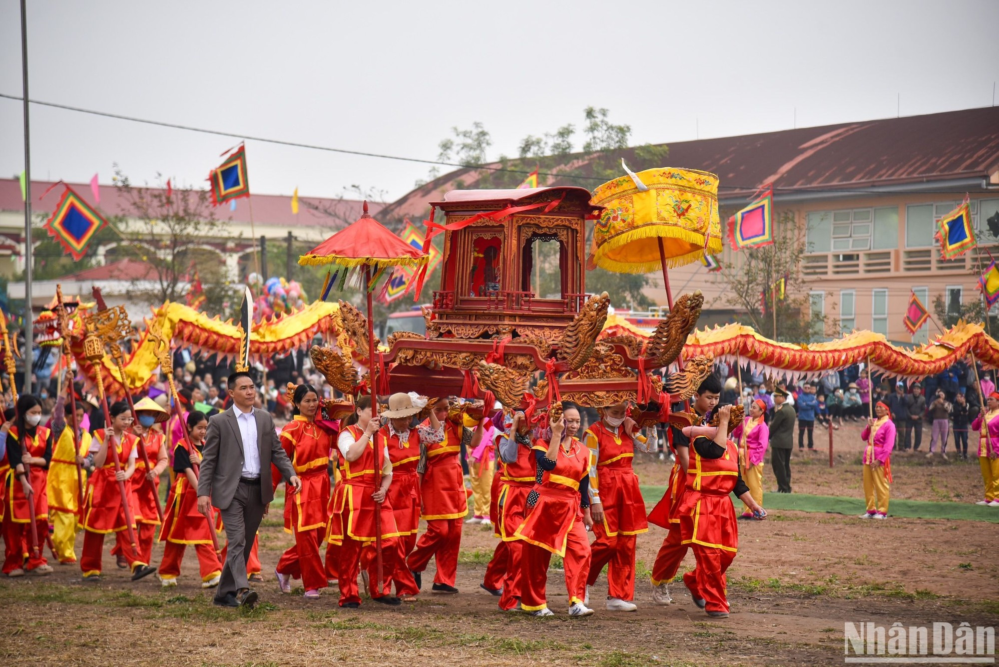 El acto incluyó una procesión de la lápida conmemorativa del rey Le Dai Hanh desde la pagoda Long Doi Son hasta el pie de la montaña Doi, donde se unió a la procesión del dios patrón local y fundador de la artesanía del tambor Doi Tam. El acto incluyó una procesión de la lápida conmemorativa del rey Le Dai Hanh desde la pagoda Long Doi Son hasta el pie de la montaña Doi, donde se unió a la procesión del dios patrón local y fundador de la artesanía del tambor Doi Tam.