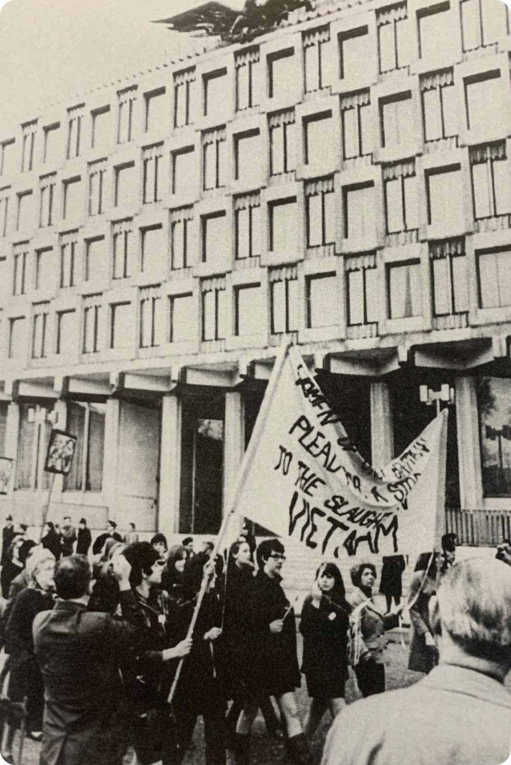 El pueblo británico protesta contra la guerra provocada por Estados Unidos en Vietnam.