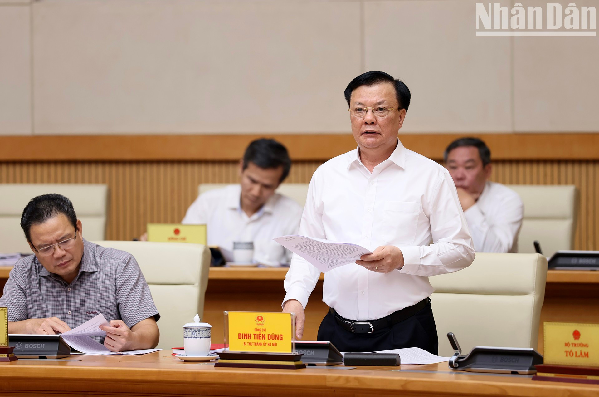 El secretario del Comité del PCV en Hanói, Dinh Tien Dung.