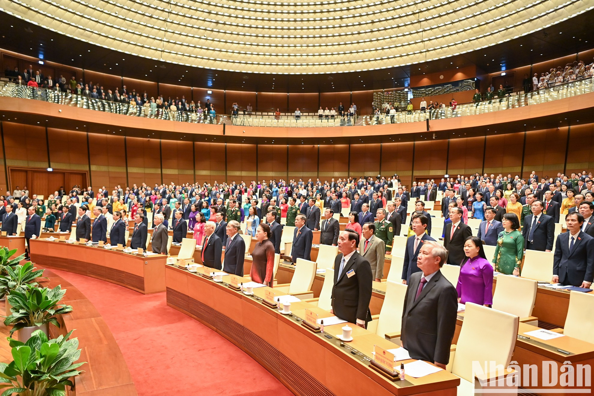 Los asistentes realizan el acto de saludo a la bandera nacional.