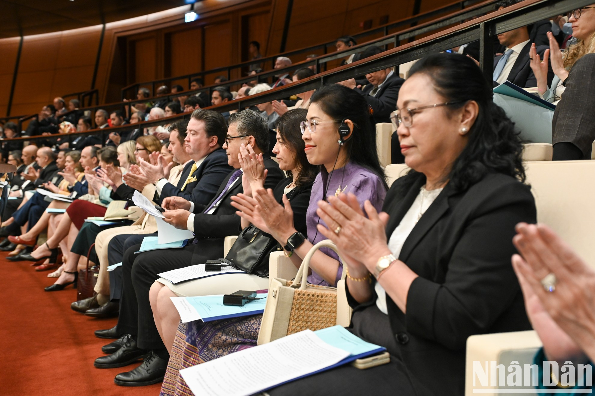 Embajadores, diplomáticos extranjeros y representantes de organizaciones internacionales asisten a la cita.