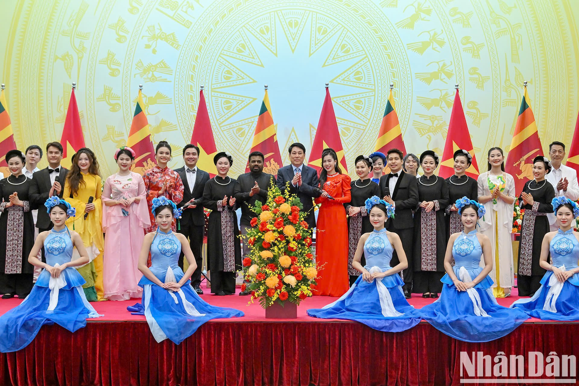 Los dos mandatarios y los artistas en la cita.