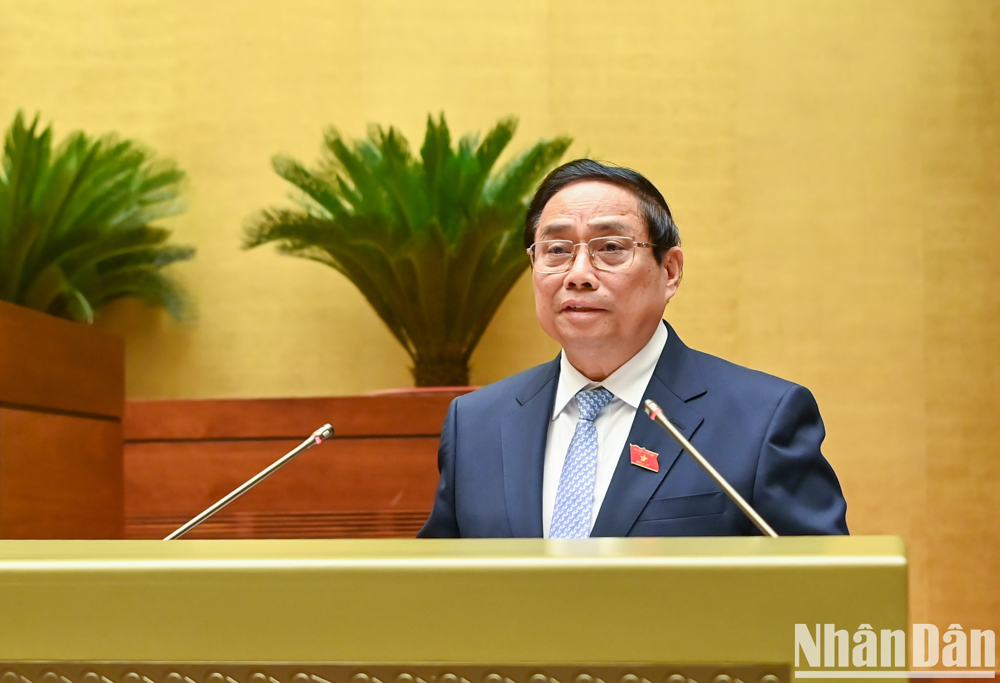 El primer ministro Pham Minh Chinh presenta el Informe sobre los resultados de la implementación del plan de desarrollo socioeconómico 2025 y el Plan de desarrollo socioeconómico para 2026.