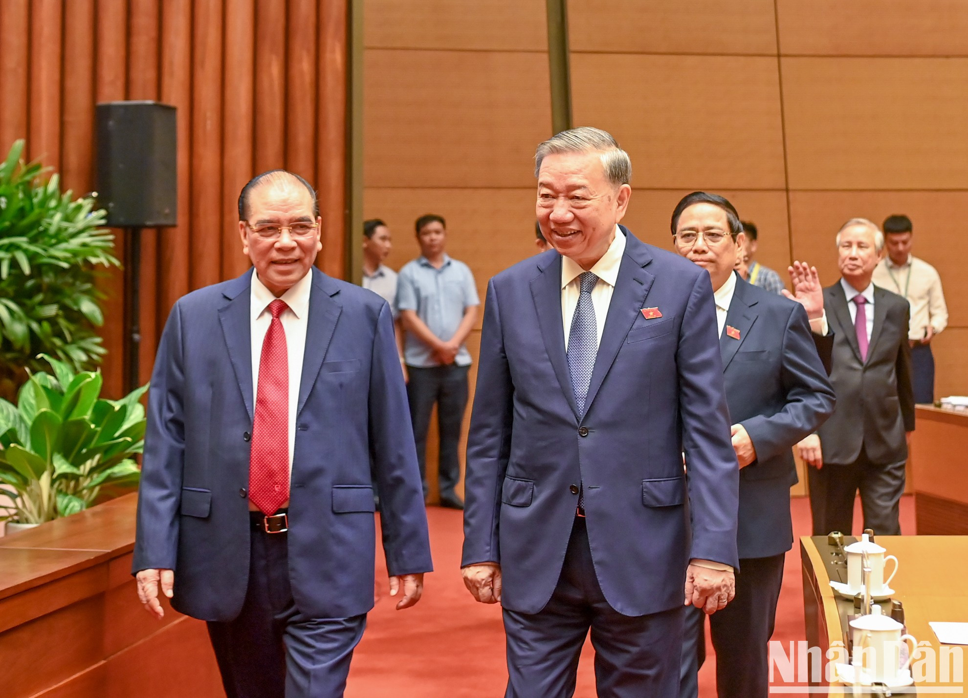 El secretario general del Partido Comunista de Vietnam, To Lam (D), el exlíder partidista, Nong Duc Manh (Izq), asisten a la reunión.
