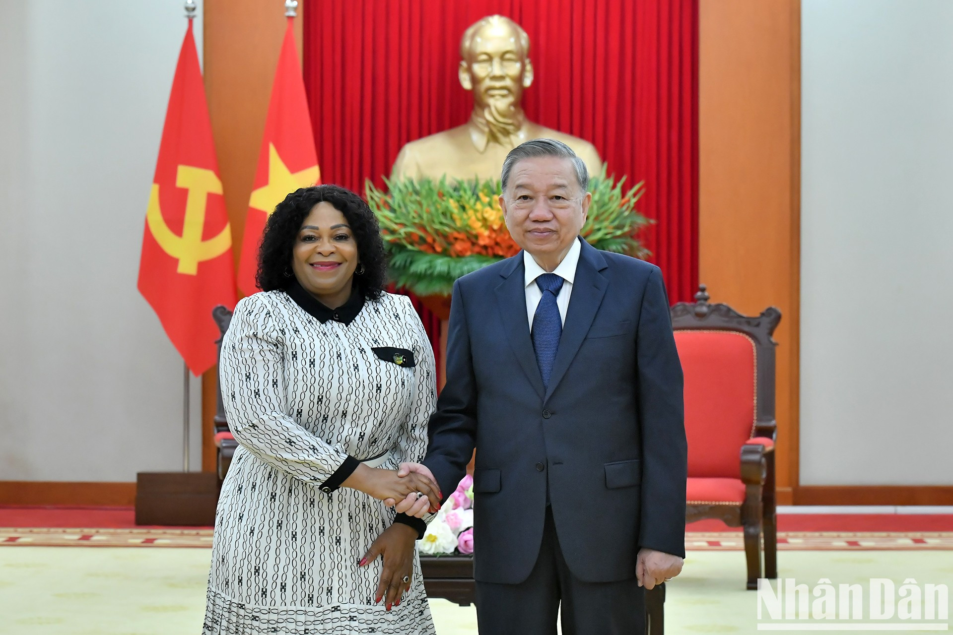 El secretario general del PCV, To Lam, y la vicesecretaria general del Congreso Nacional Africano (ANC) de Sudáfrica, Nomvula Mokonyane.