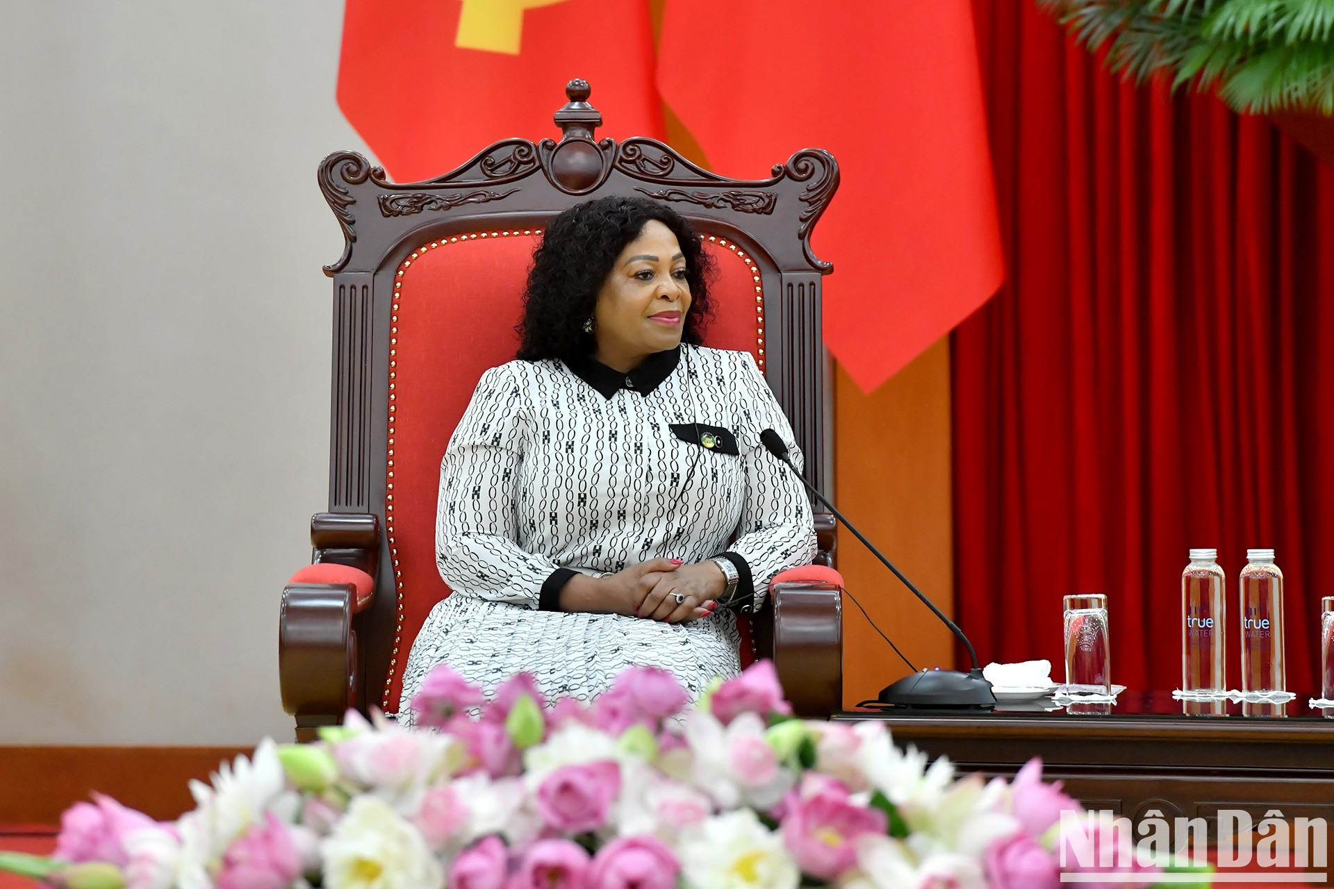 La vicesecretaria general del Congreso Nacional Africano (ANC) de Sudáfrica, Nomvula Mokonyane, habla en la cita.