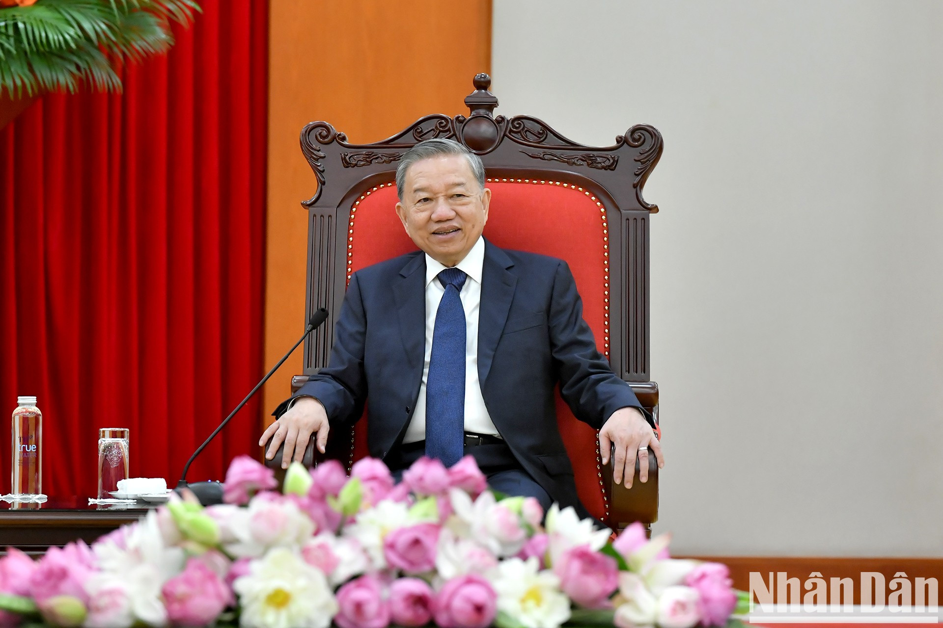 El secretario general del PCV, To Lam, toma la palabra en el encuentro.