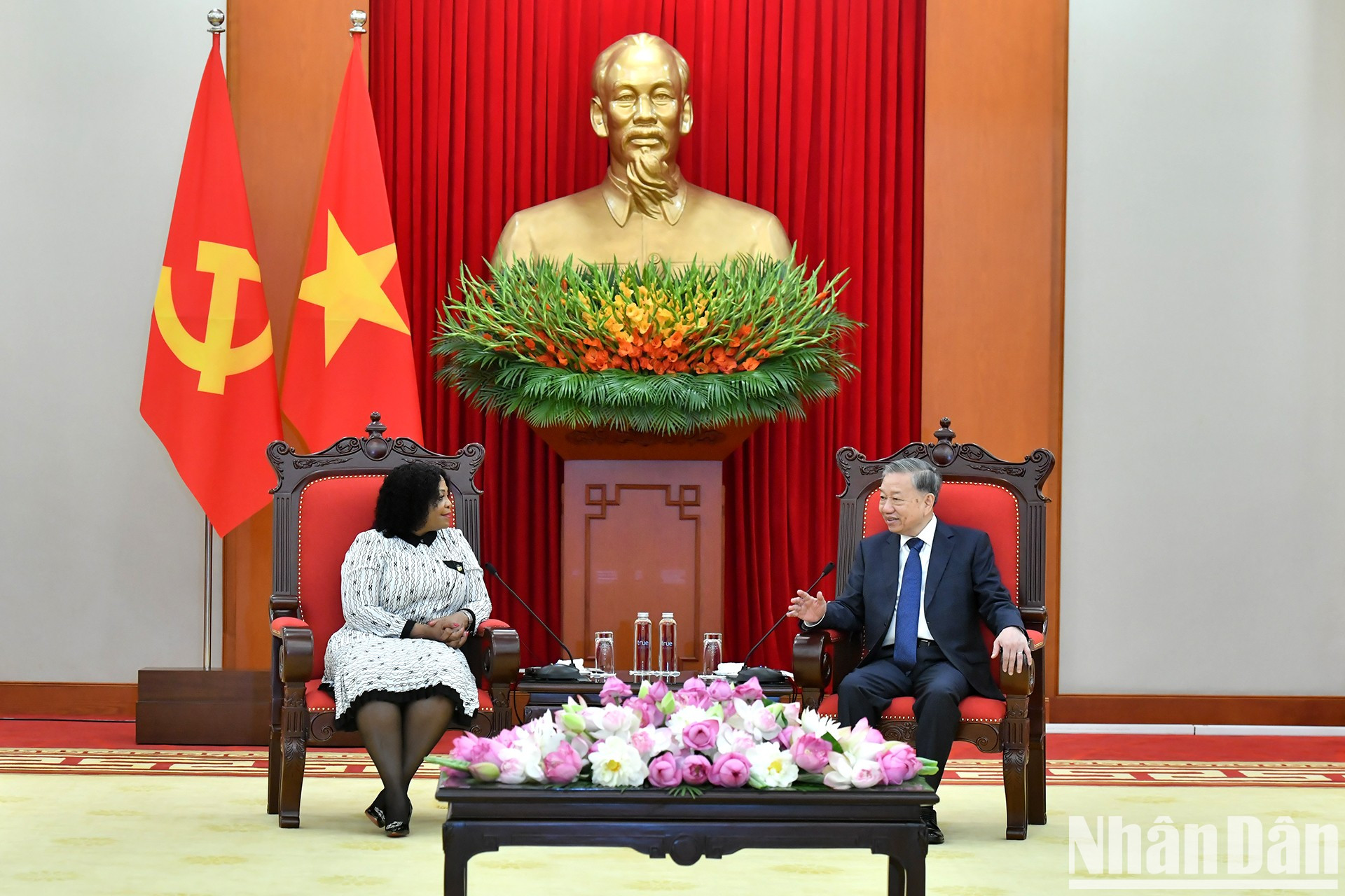 El máximo dirigente partidista de Vietnam, conversa con la vicesecretaria general del Congreso Nacional Africano (ANC) de Sudáfrica, Nomvula Mokonyane.