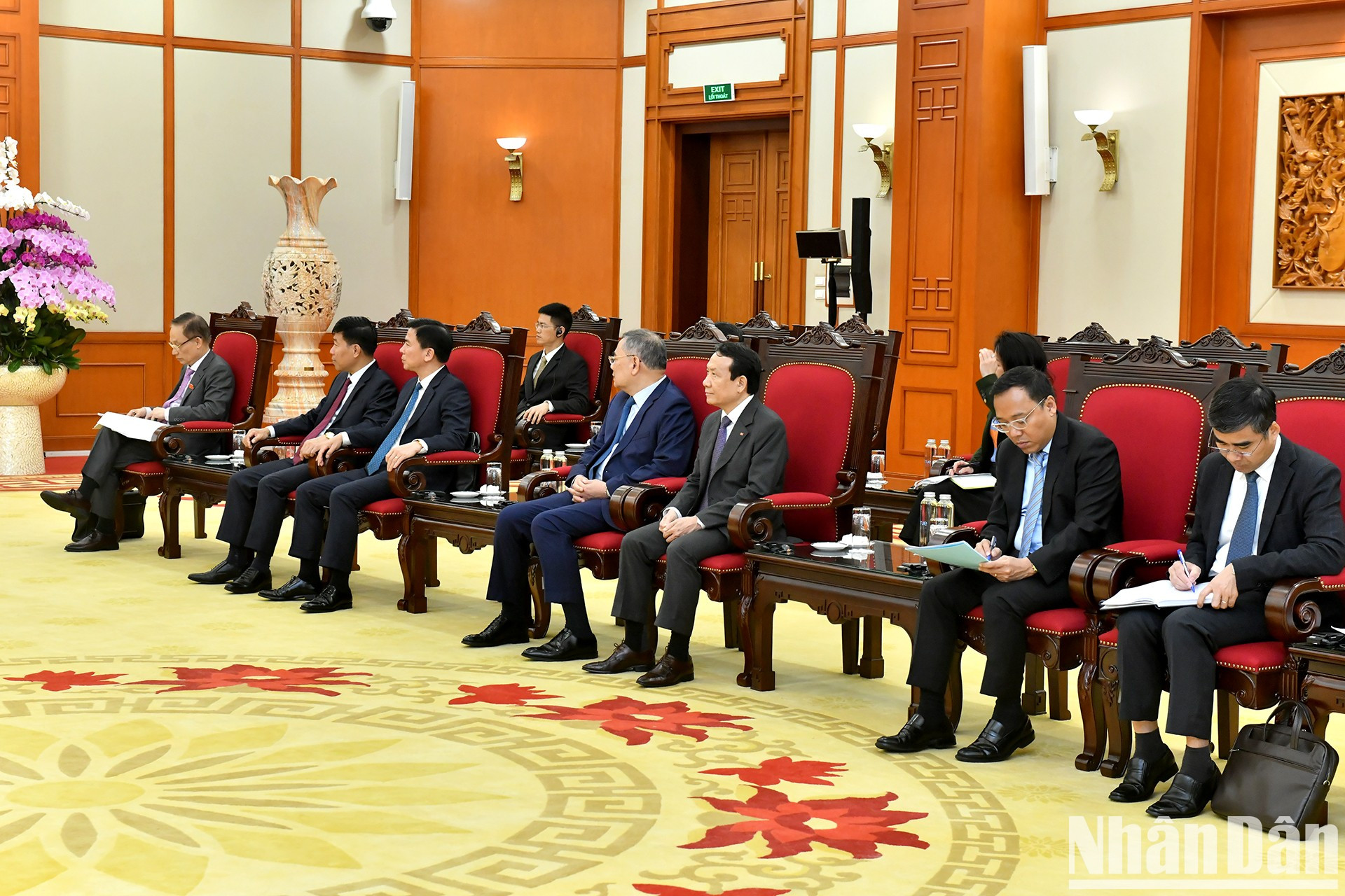 Funcionarios vietnamitas asisten al encuentro.