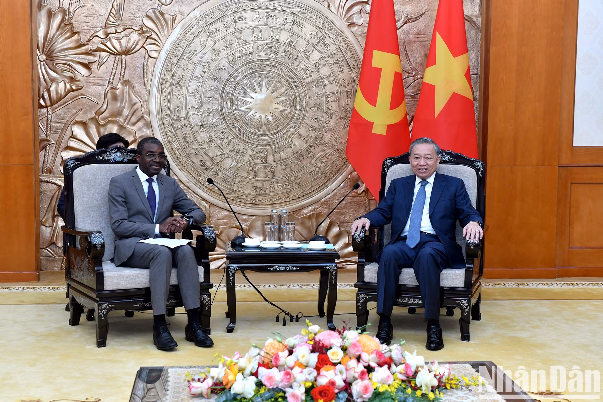 El máximo dirigente partidista de Vietnam, To Lam, conversa con el director del Centro del Patrimonio Mundial de la Unesco, Lazare Eloundou Assomo.