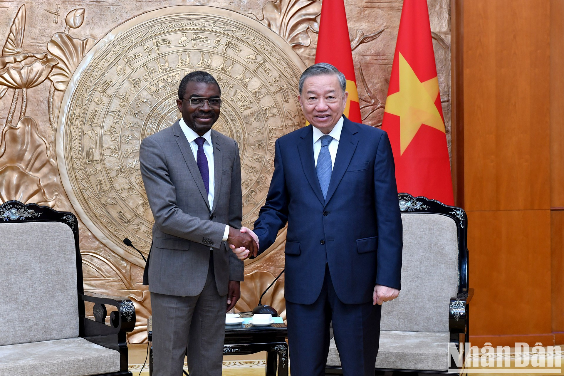 El secretario general del Partido Comunista de Vietnam, To Lam, y el director del Centro del Patrimonio Mundial de la Unesco, Lazare Eloundou Assomo.