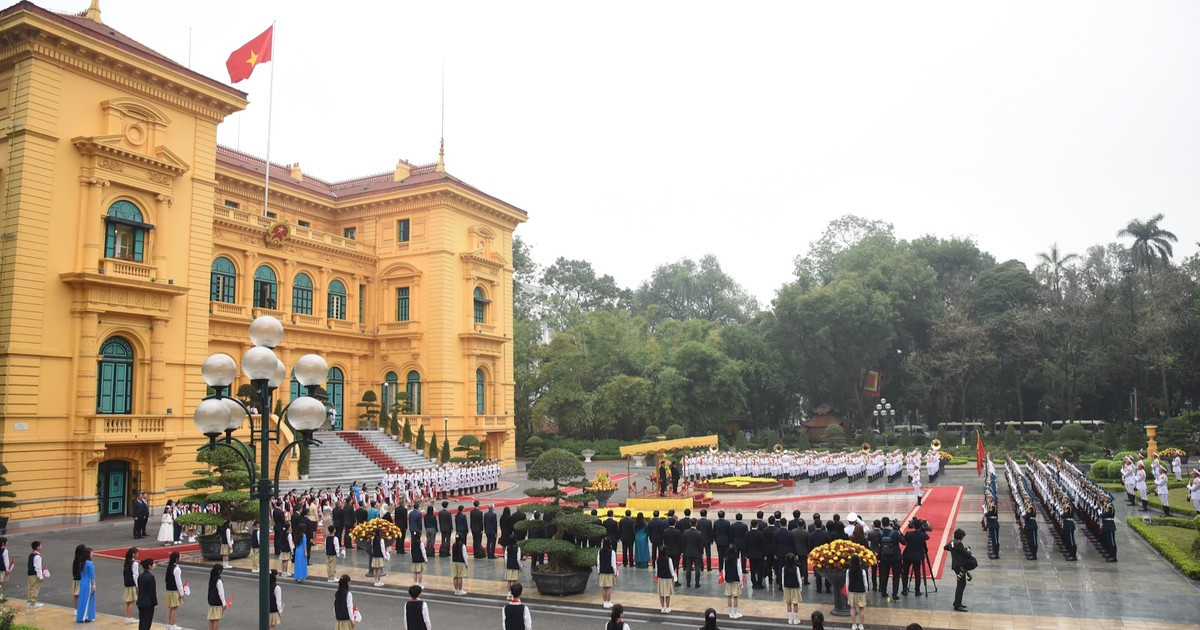 La ceremonia se celebra en el Palacio Presidencial en Hanói. 