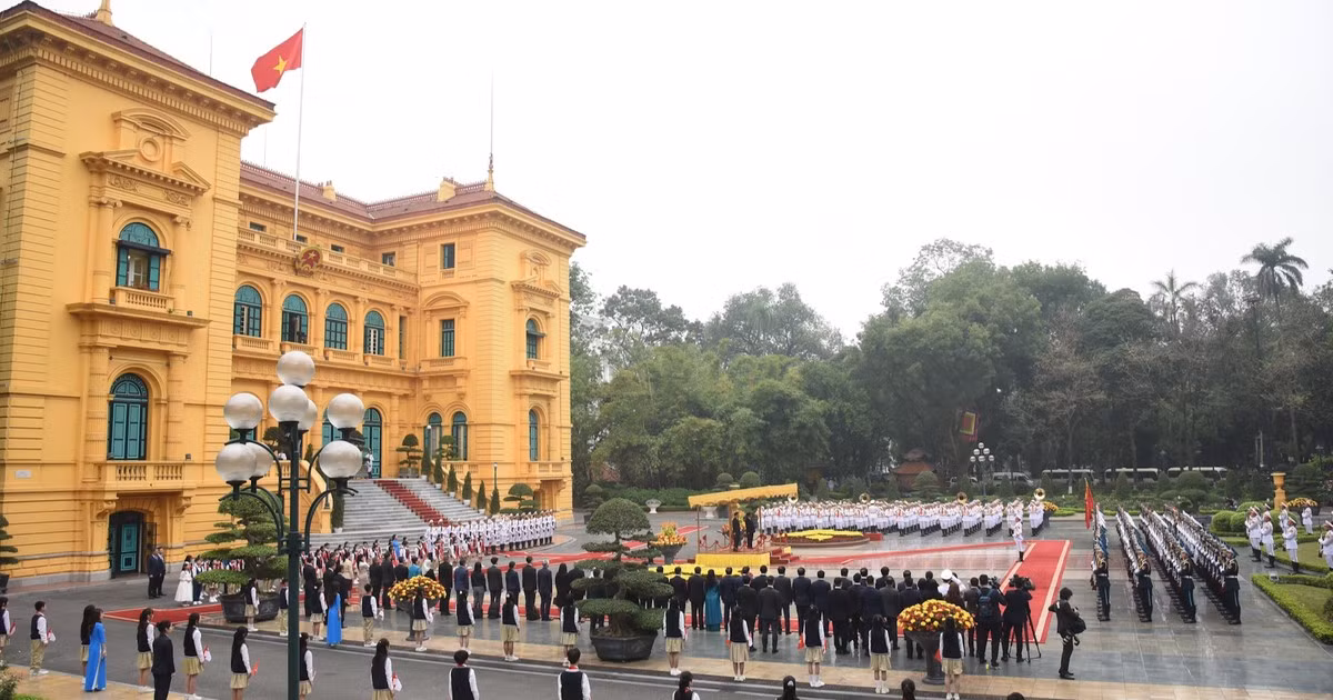La ceremonia se celebra en el Palacio Presidencial en Hanói. 
