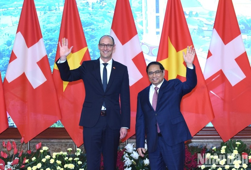 El premier vietnamita, Pham Minh Chinh y el presidente de la Cámara Baja de Suiza, Martin Candina.