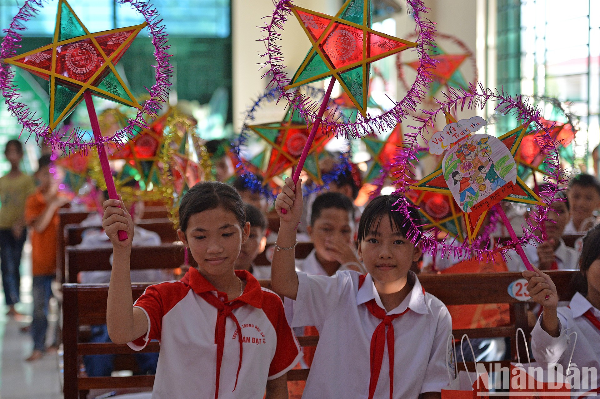 La delegación también reparte regalos a los niños afectados por la tormenta en las provincias de Bac Kan y Thai Nguyen. La delegación también reparte regalos a los niños afectados por la tormenta en las provincias de Bac Kan y Thai Nguyen.