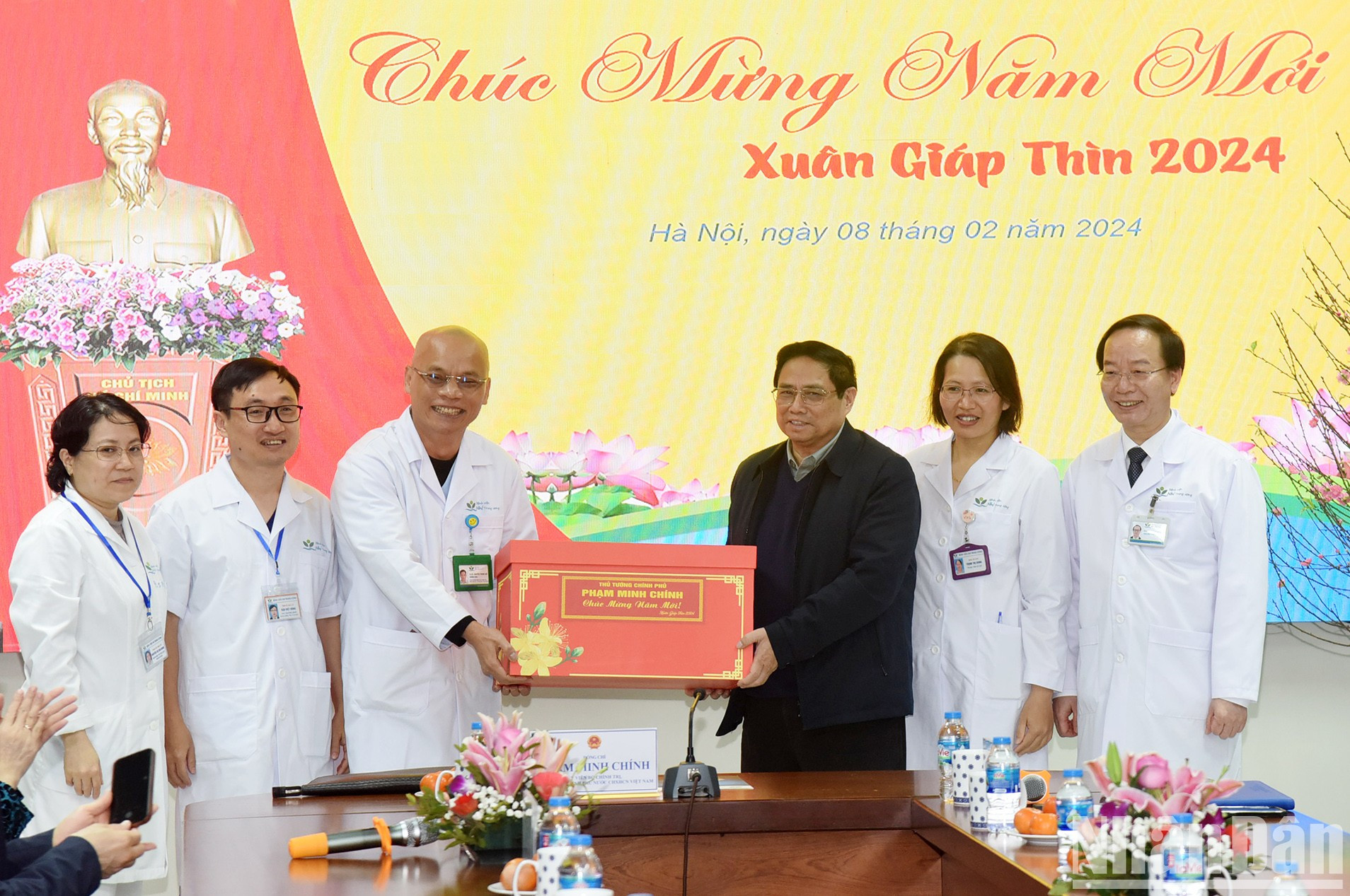 El premier entrega obsequios al Hospital Central de Pediatría.