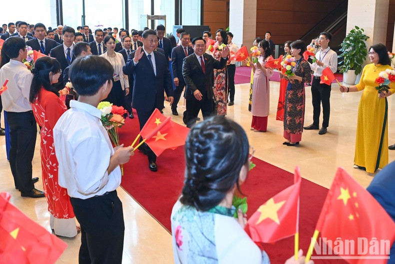 Jóvenes vietnamitas dan bienvenida a los líderes de Vietnam y China.