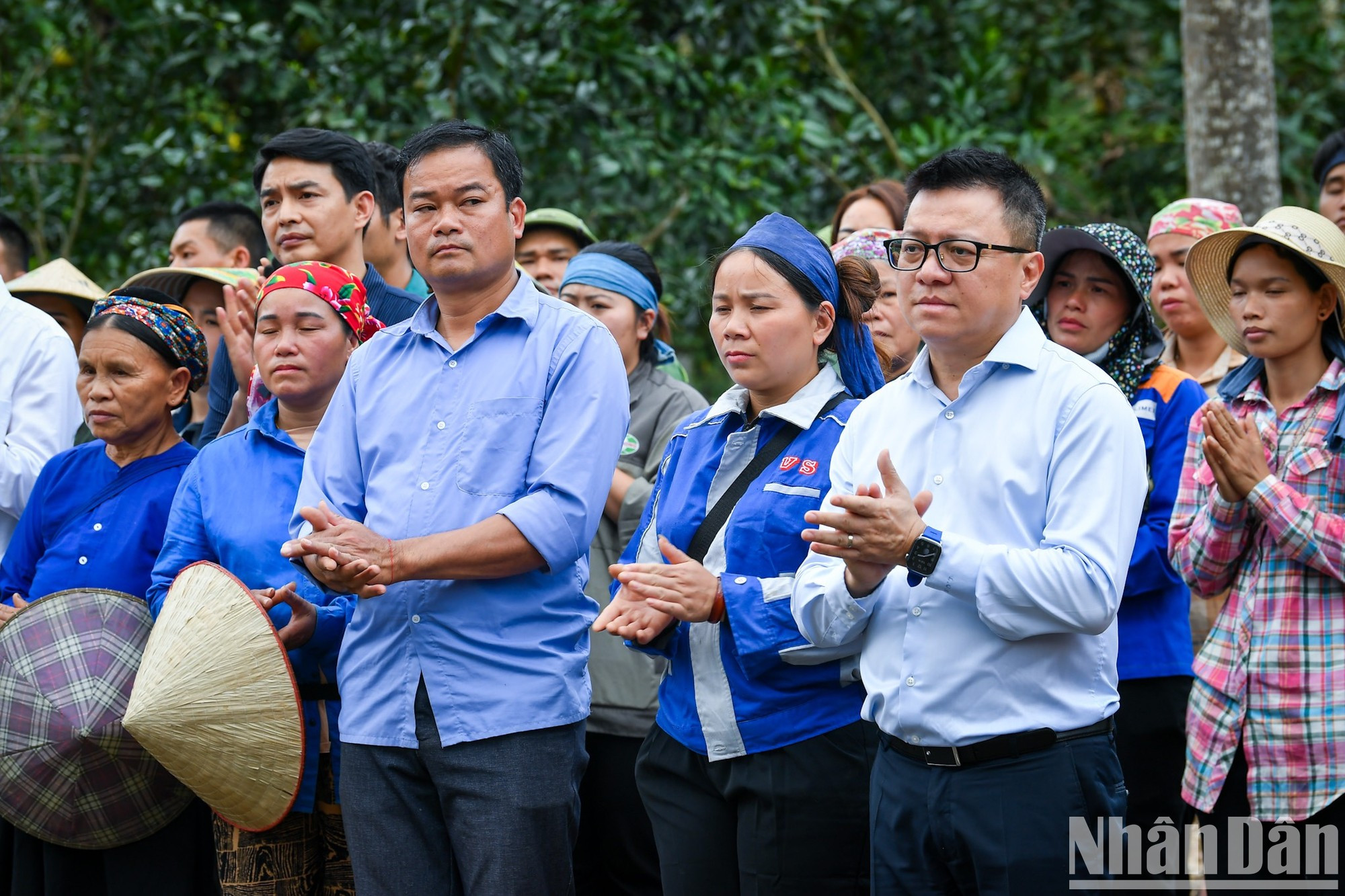 El periódico Nhan Dan y sus socios, entre los que se encuentran el Banco SeABank, la Fundación SeAGreen y el Grupo BRG, han decidido donar 68 mil árboles a la provincia de Lao Cai por un valor de mil millones de dongs vietnamitas para ayudar a la localidad a recuperarse de las consecuencias causadas por la tormenta, con el objetivo de alcanzar un desarrollo sostenible a largo plazo. El periódico Nhan Dan y sus socios, entre los que se encuentran el Banco SeABank, la Fundación SeAGreen y el Grupo BRG, han decidido donar 68 mil árboles a la provincia de Lao Cai por un valor de mil millones de dongs vietnamitas para ayudar a la localidad a recuperarse de las consecuencias causadas por la tormenta, con el objetivo de alcanzar un desarrollo sostenible a largo plazo.