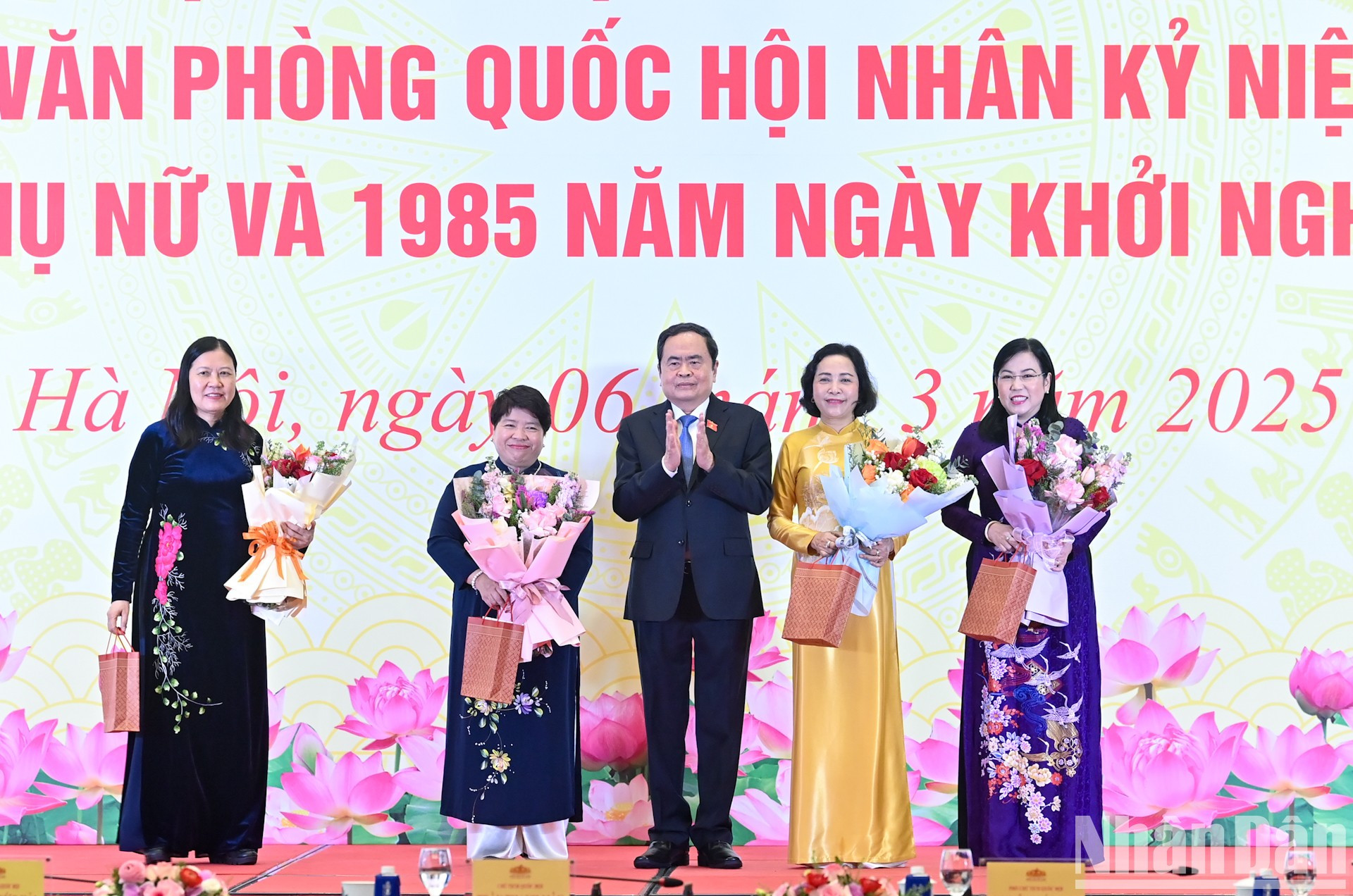 El presidente de la ANV, Tran Thanh Man, entrega regalos a mujeres parlamentarias. El presidente de la ANV, Tran Thanh Man, entrega regalos a mujeres parlamentarias.