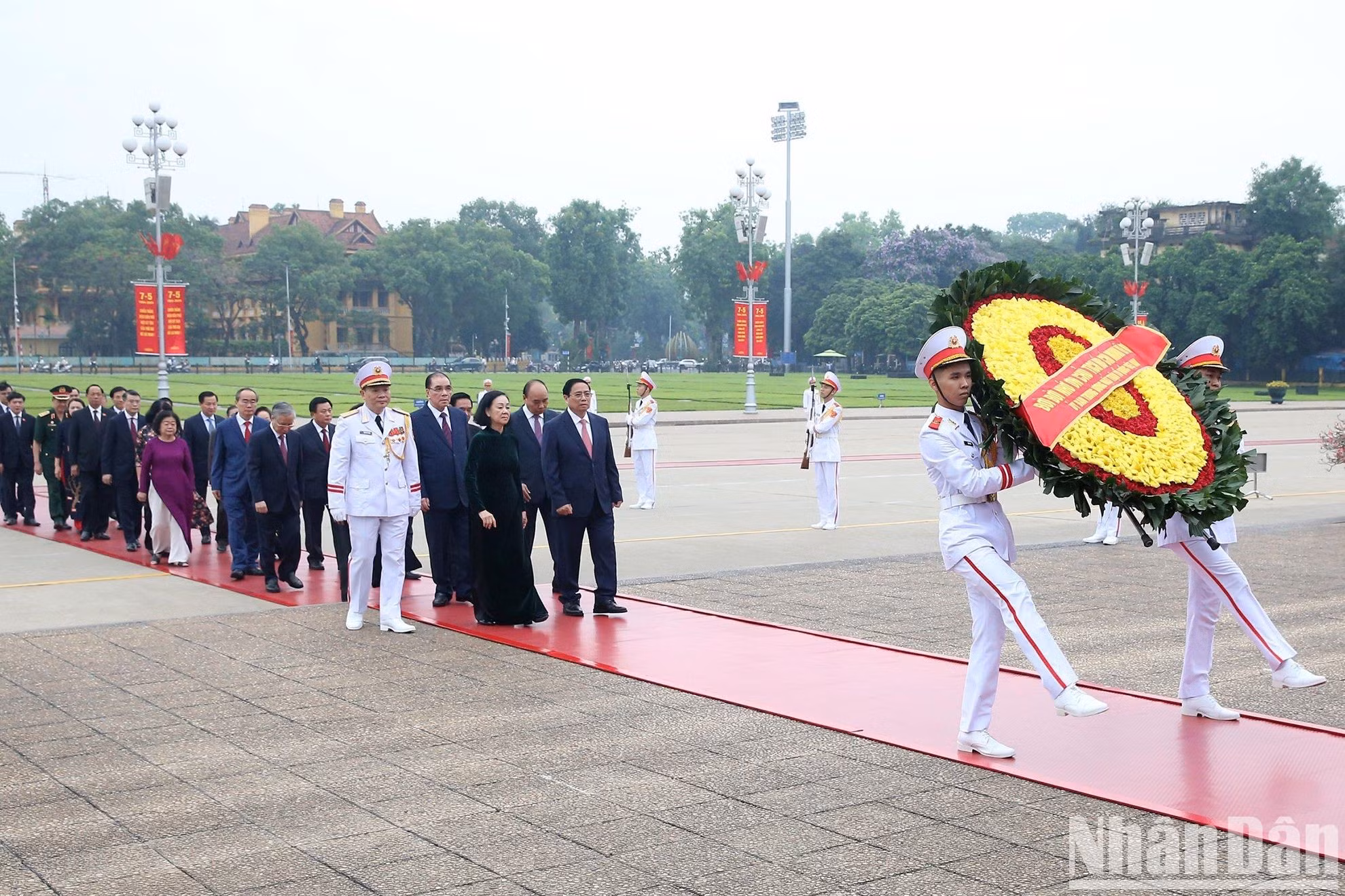 La delegción rinde tributo al Presidente Ho Chi Minh