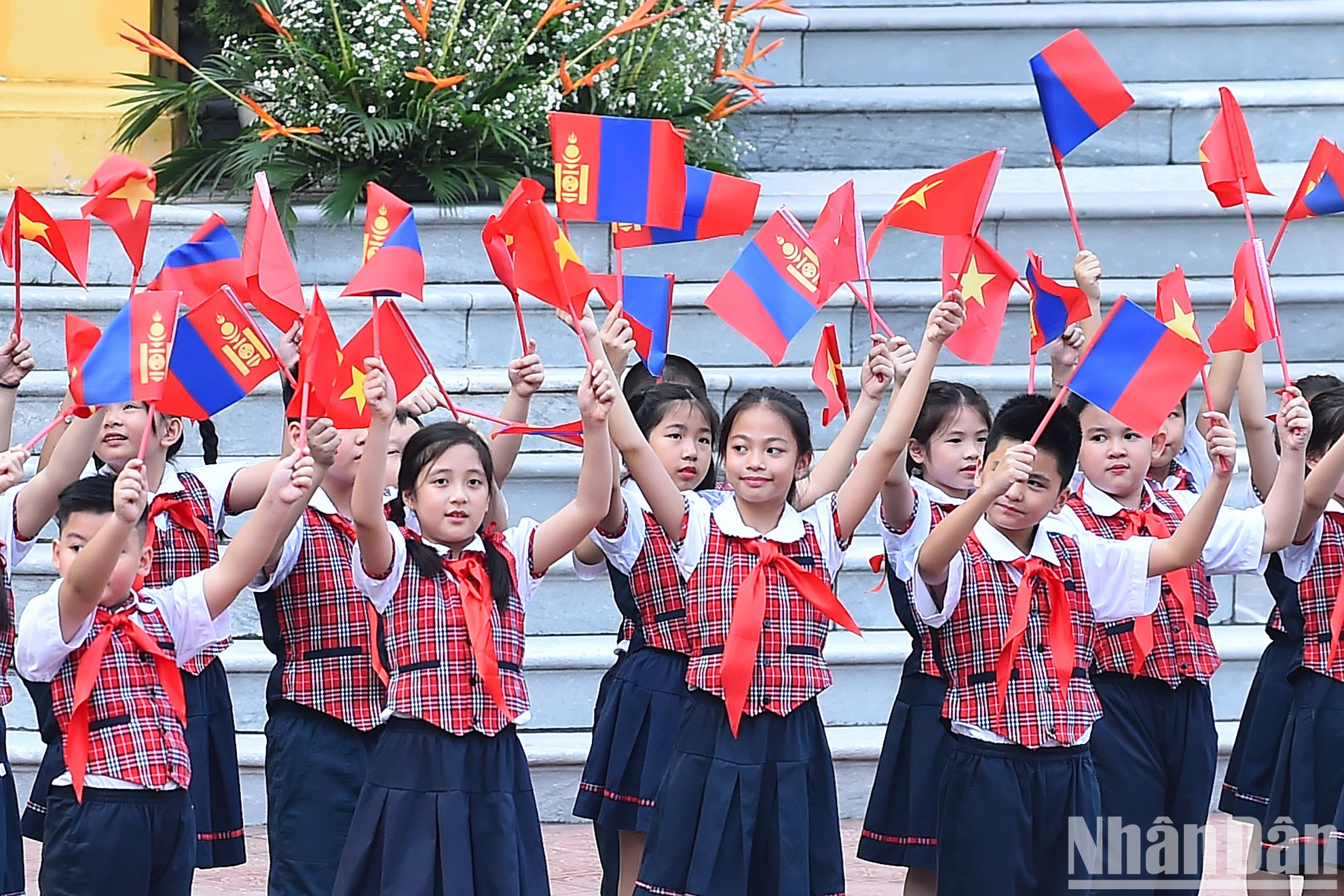 Niños vietnamitas dan la bienvenida a la delegación de Mongolia. Niños vietnamitas dan la bienvenida a la delegación de Mongolia.