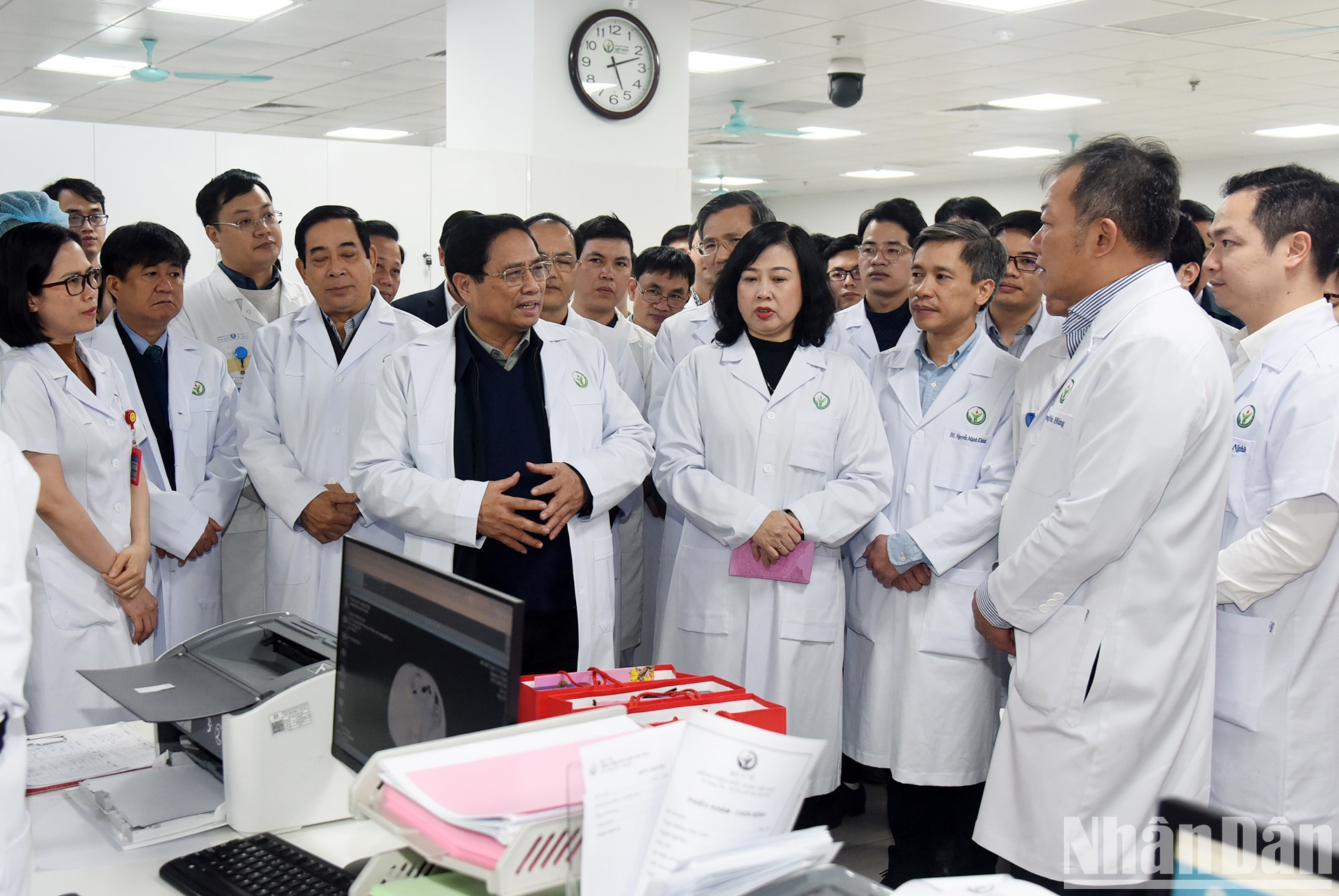 El premier vietnamitas y trabajadores y médicos del Hospital de Amistad Vietnam- Alemania.