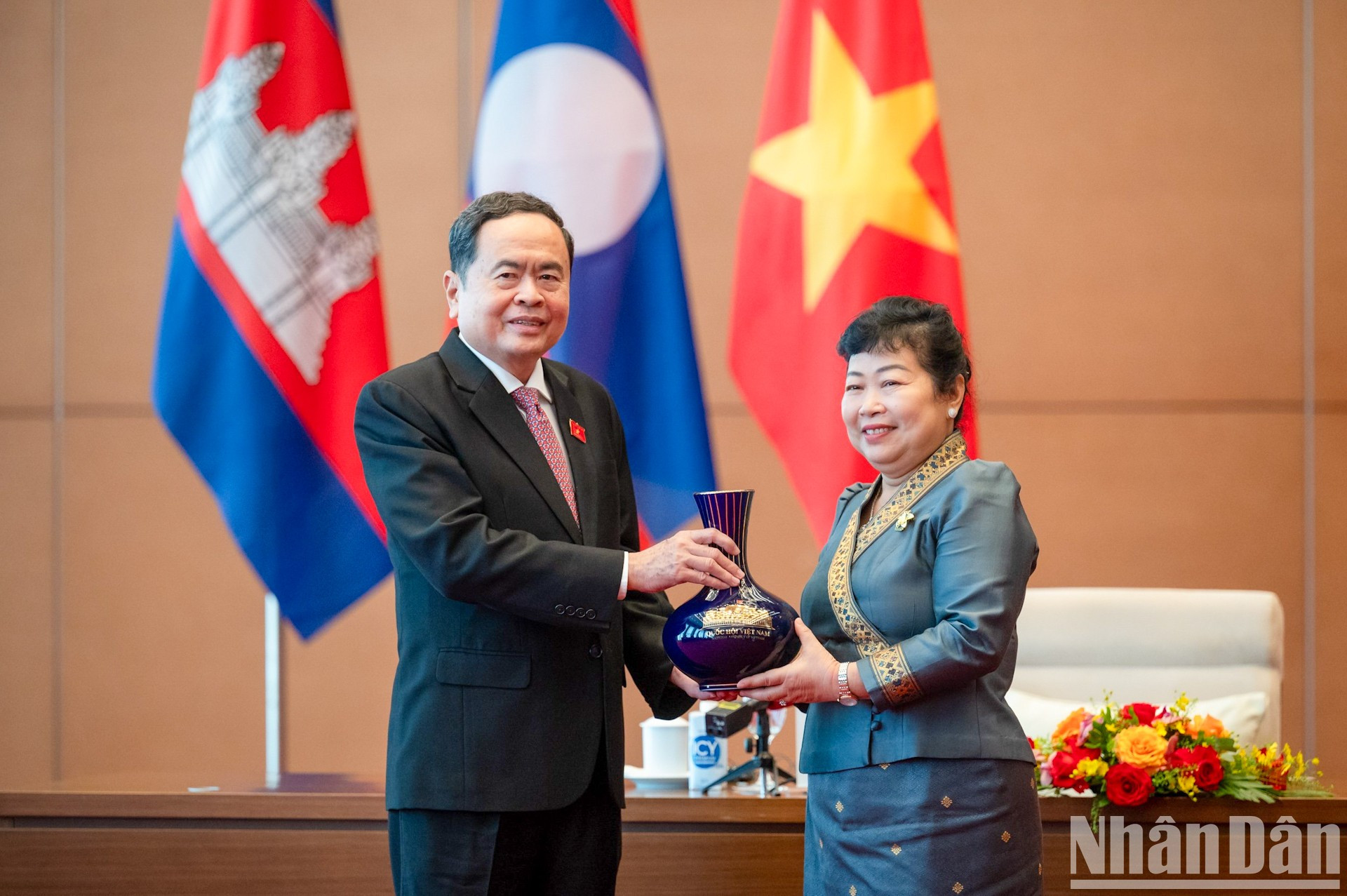 El presidente de la Asamblea Nacional de Vietnam, Tran Thanh Man, entrega regalo de recuerdo a la presidenta de la Unión de Mujeres de Laos, Ali Vungnobountham. El presidente de la Asamblea Nacional de Vietnam, Tran Thanh Man, entrega regalo de recuerdo a la presidenta de la Unión de Mujeres de Laos, Ali Vungnobountham.