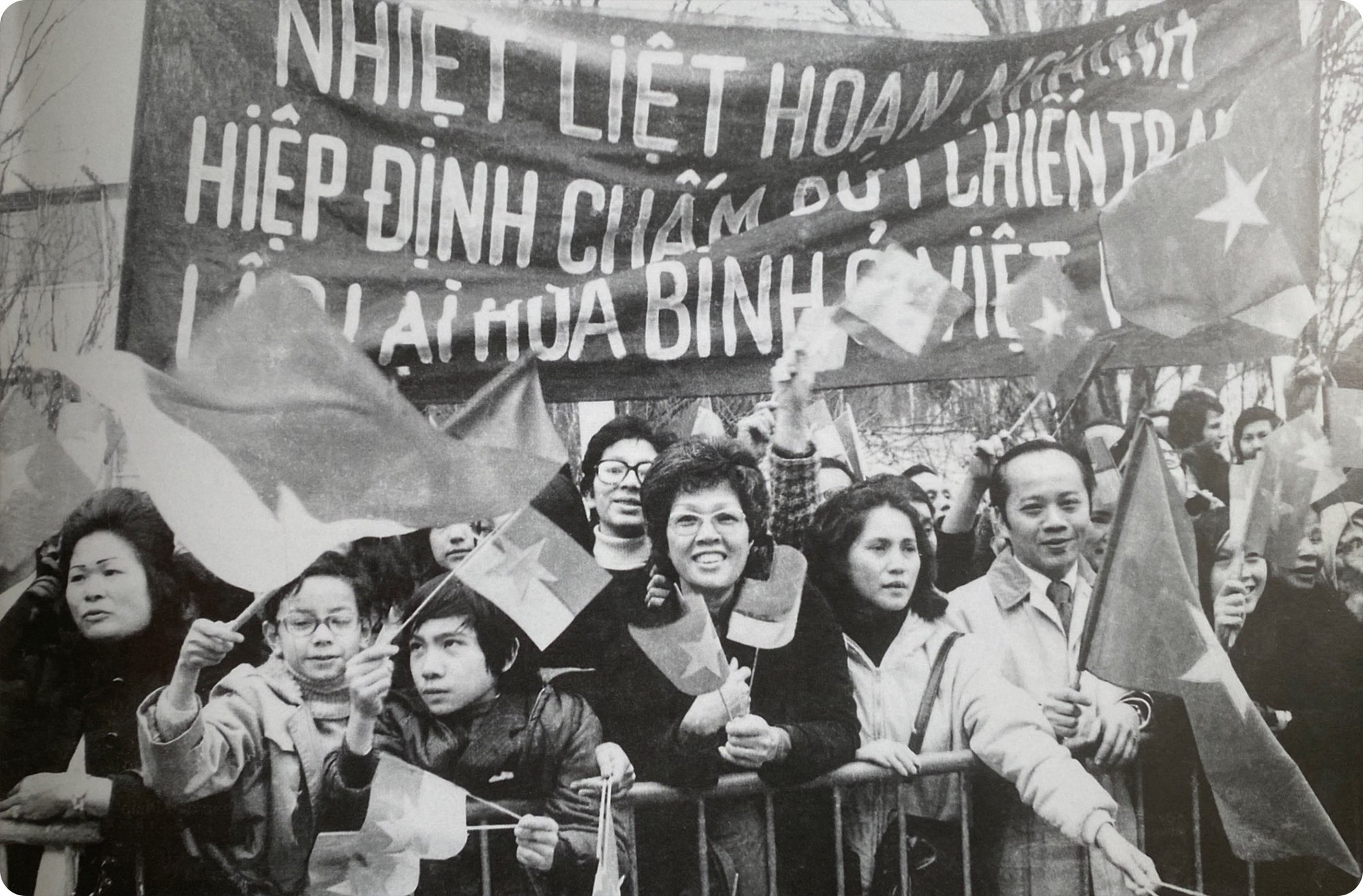 Franceses de origen vietnamita alabaron los Acuerdos de París, los cuales tienen objetivos de poner fin a la guerra y restaurar la paz en Vietnam, firmados en 1973.