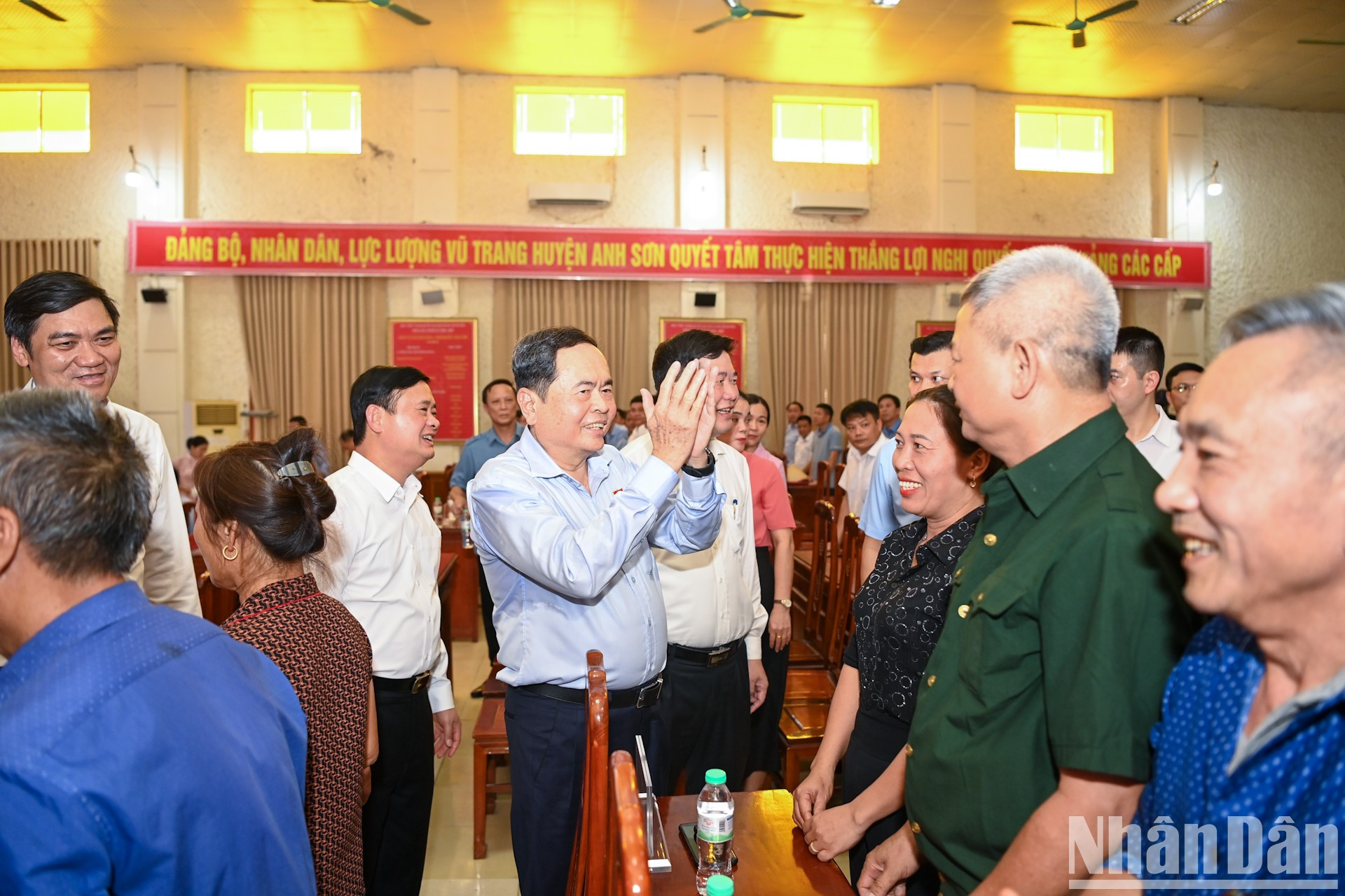 El mismo día, el presidente de la Asamblea Nacional, Tran Thanh Man, visita y entrega obsequios y casas a familias beneficiarias de políticas sociales y personas con servicios meritorios a la revolución en el distrito de Anh Son. El mismo día, el presidente de la Asamblea Nacional, Tran Thanh Man, visita y entrega obsequios y casas a familias beneficiarias de políticas sociales y personas con servicios meritorios a la revolución en el distrito de Anh Son.