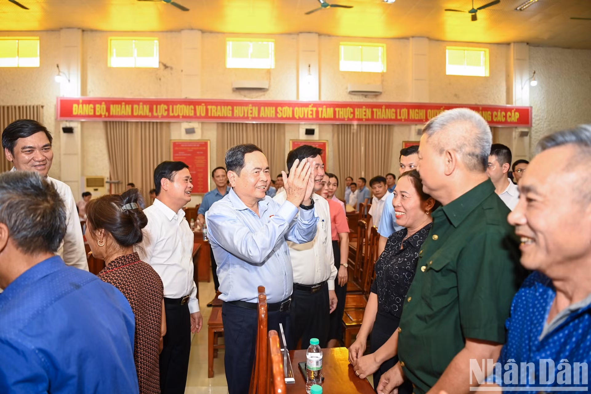 El mismo día, el presidente de la Asamblea Nacional, Tran Thanh Man, visita y entrega obsequios y casas a familias beneficiarias de políticas sociales y personas con servicios meritorios a la revolución en el distrito de Anh Son.