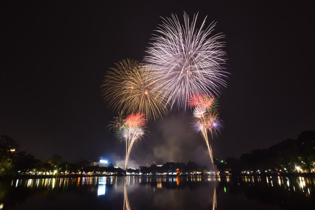 Vietnam celebra con fuegos artificiales entrada de año lunar 2024 ảnh 6 Vietnam celebra con fuegos artificiales entrada de año lunar 2024 ảnh 6