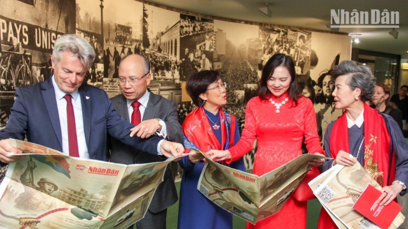 [Foto] Presentan en Francia suplemento especial del periódico Nhan Dan por Reunificación Nacional de Vietnam